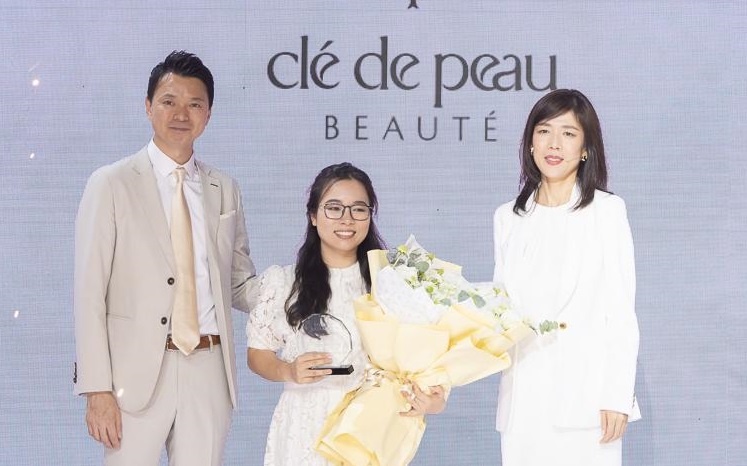 Cle De Peau Beaute - nua thap ky lap giai thuong cai thien giao duc hinh anh