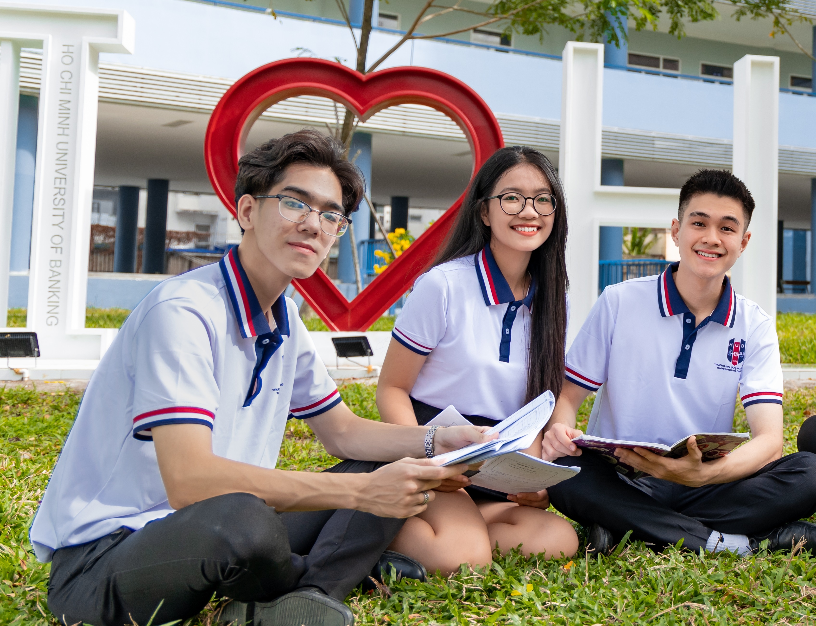 DH Ngan hang TP.HCM tuyen sinh van bang 2 he vua lam vua hoc hinh anh