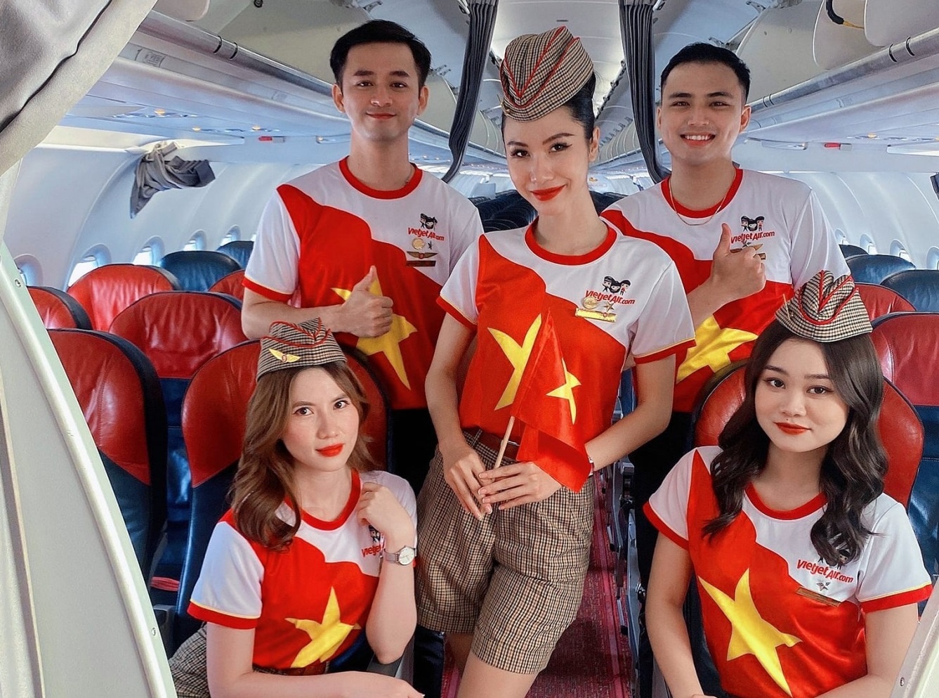 Tiep vien Vietjet rang ro trong dong phuc co To quoc mung le 30/4 hinh anh