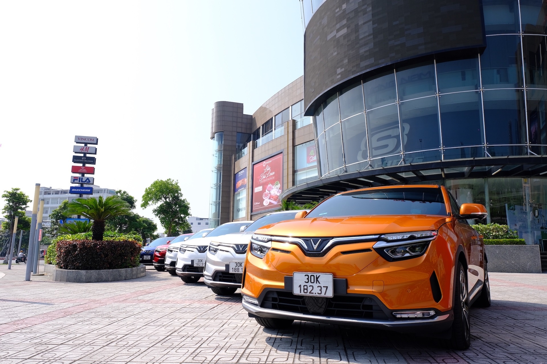 Dan xe dien VinFast ruc ro sac mau khuay dong thanh pho Da Nang hinh anh