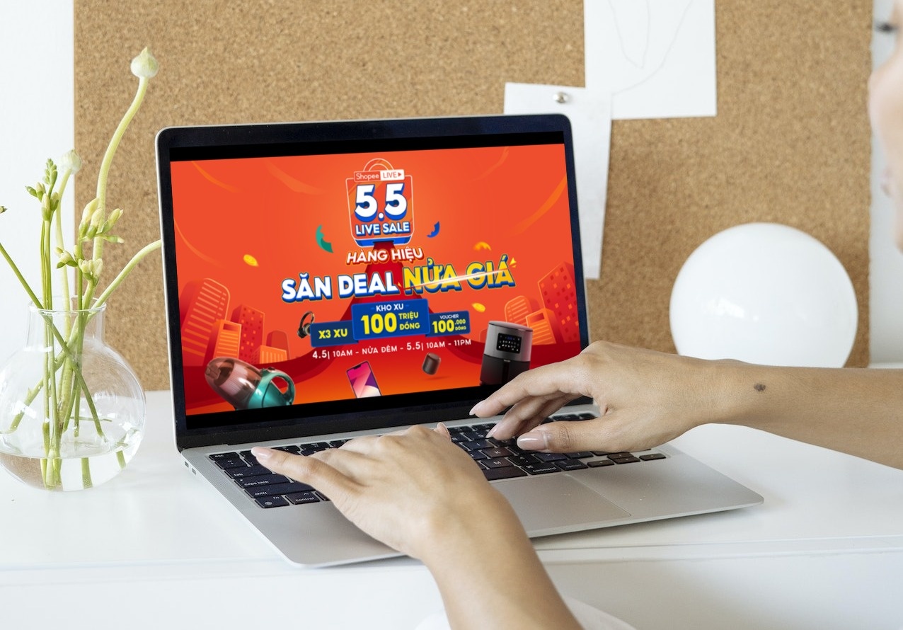 Ngay sale so doi, san do dien tu giam nua gia tren Shopee Live hinh anh
