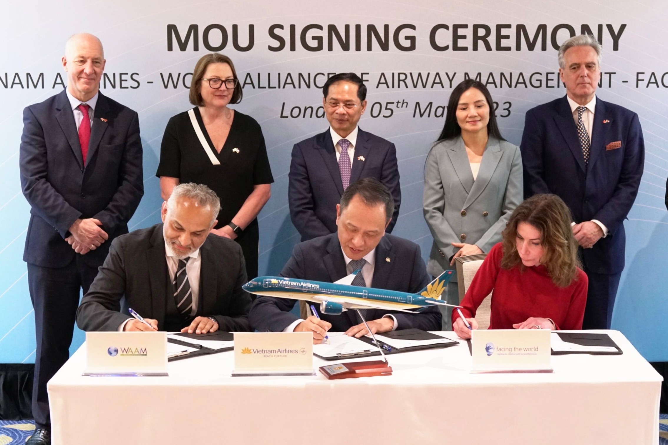 Vietnam Airlines hop tac to chuc quoc te ho tro tre em di tat so mat hinh anh