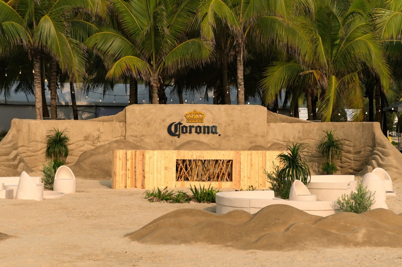 'Ngat ket noi' tai quan bar bien dau tien cua Corona tai Viet Nam hinh anh