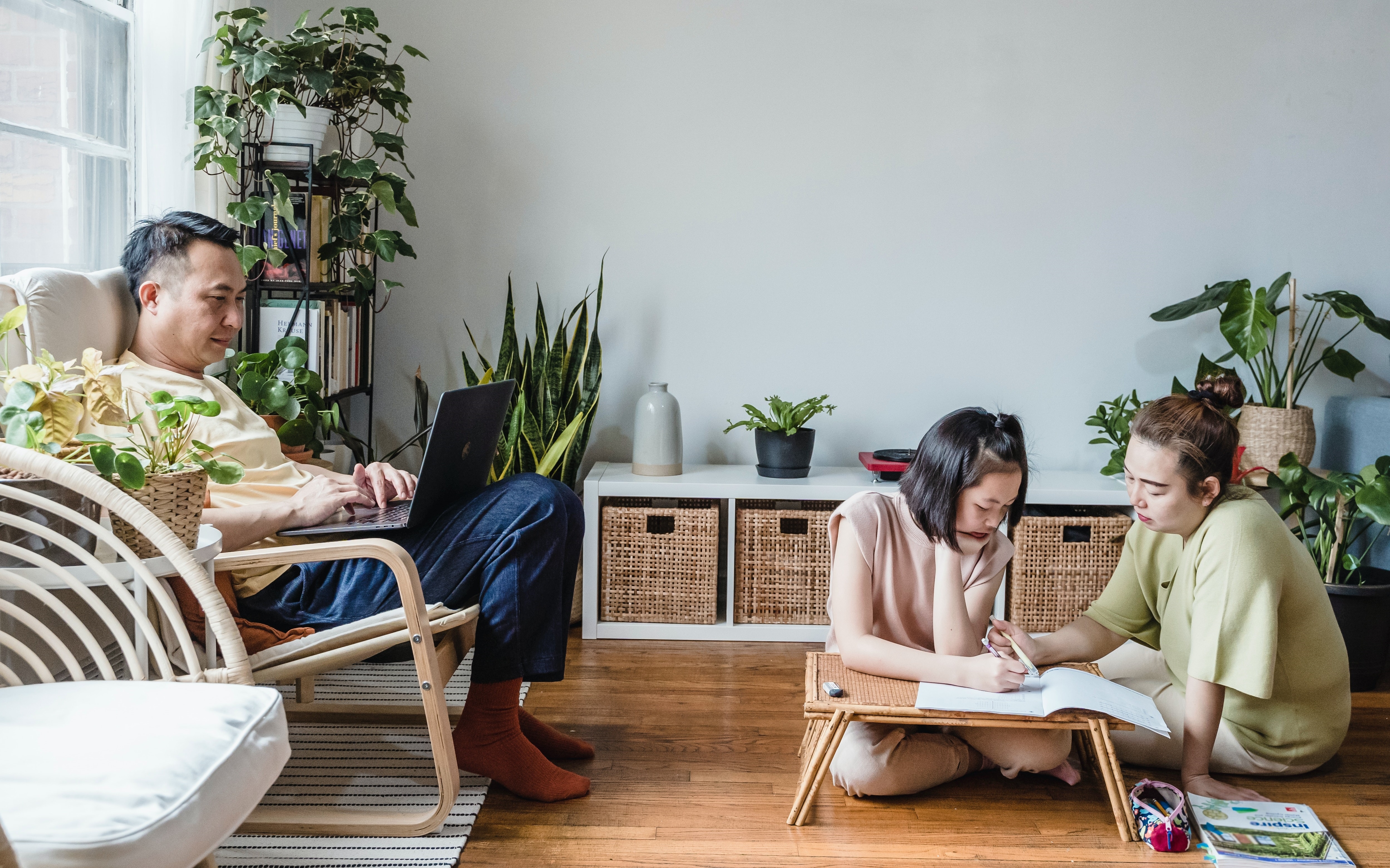 Cuoc song hien dai khien nguoi than 'it than' hinh anh