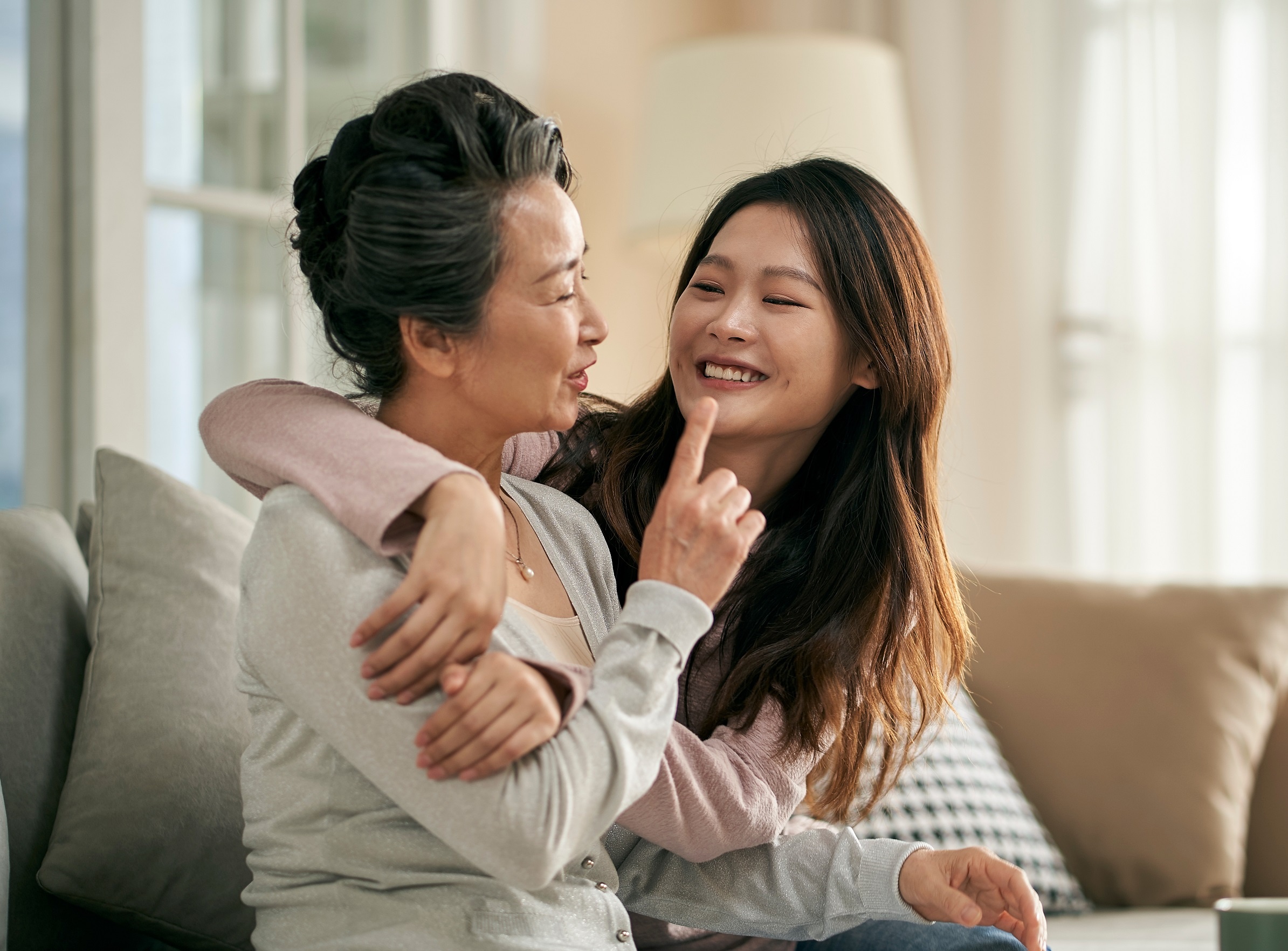 3 kieu ‘cham’ giup ban keo gan khoang cach voi nguoi than yeu hinh anh