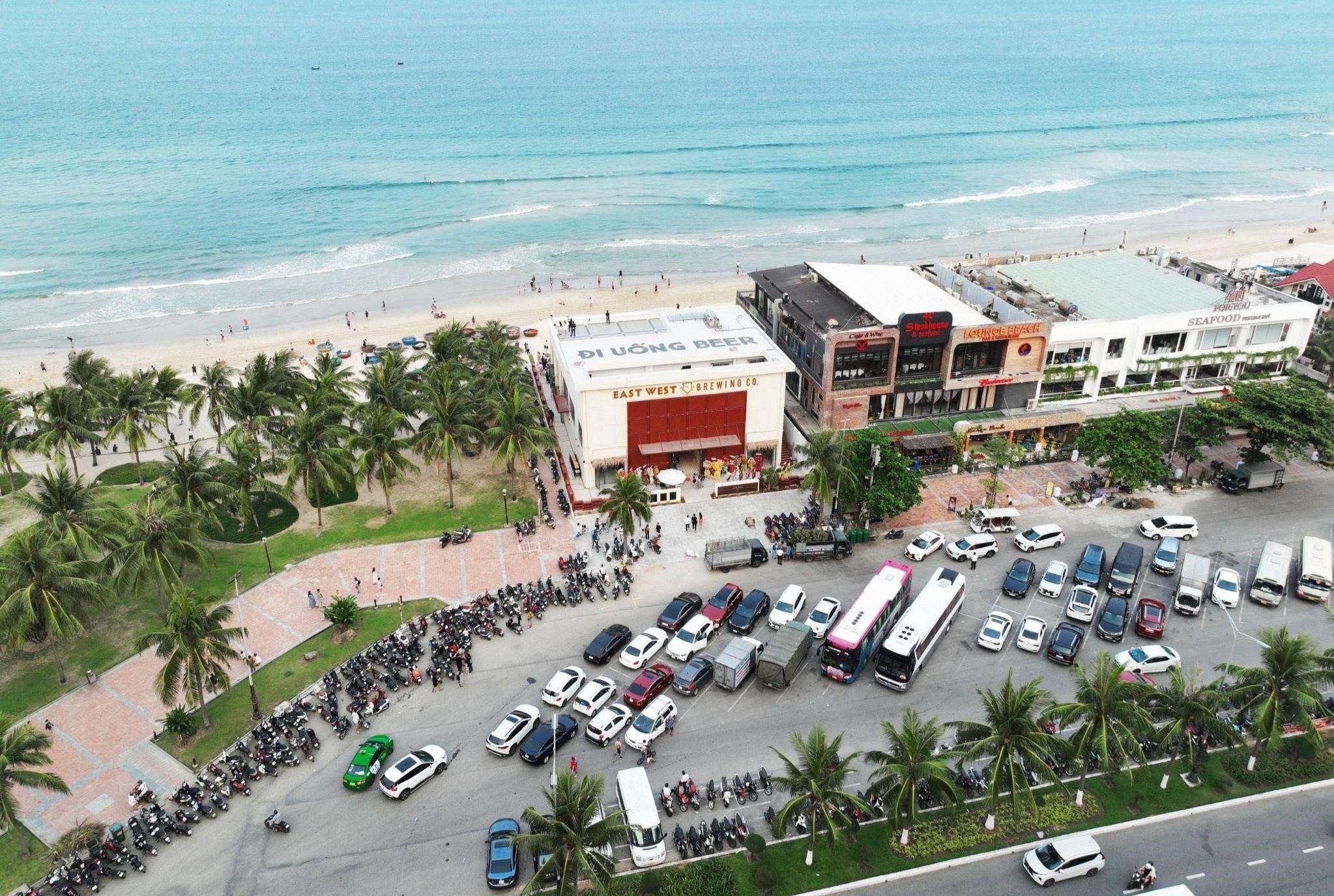 Du lich thuong bia doc dao tai nha hang bia thu cong East West hinh anh