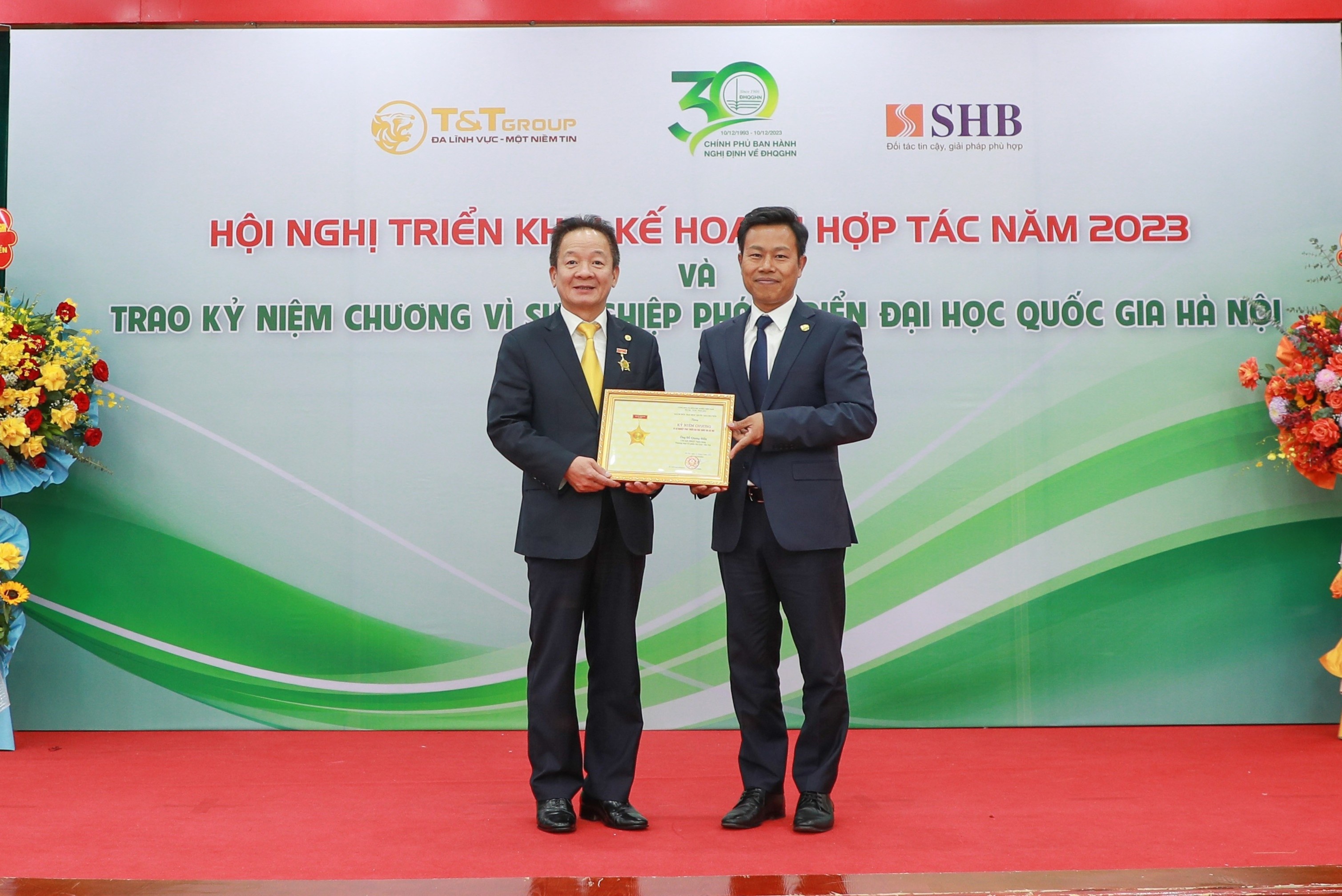 Ong Do Quang Hien nhan ky niem chuong vi su phat trien DH Quoc gia HN hinh anh