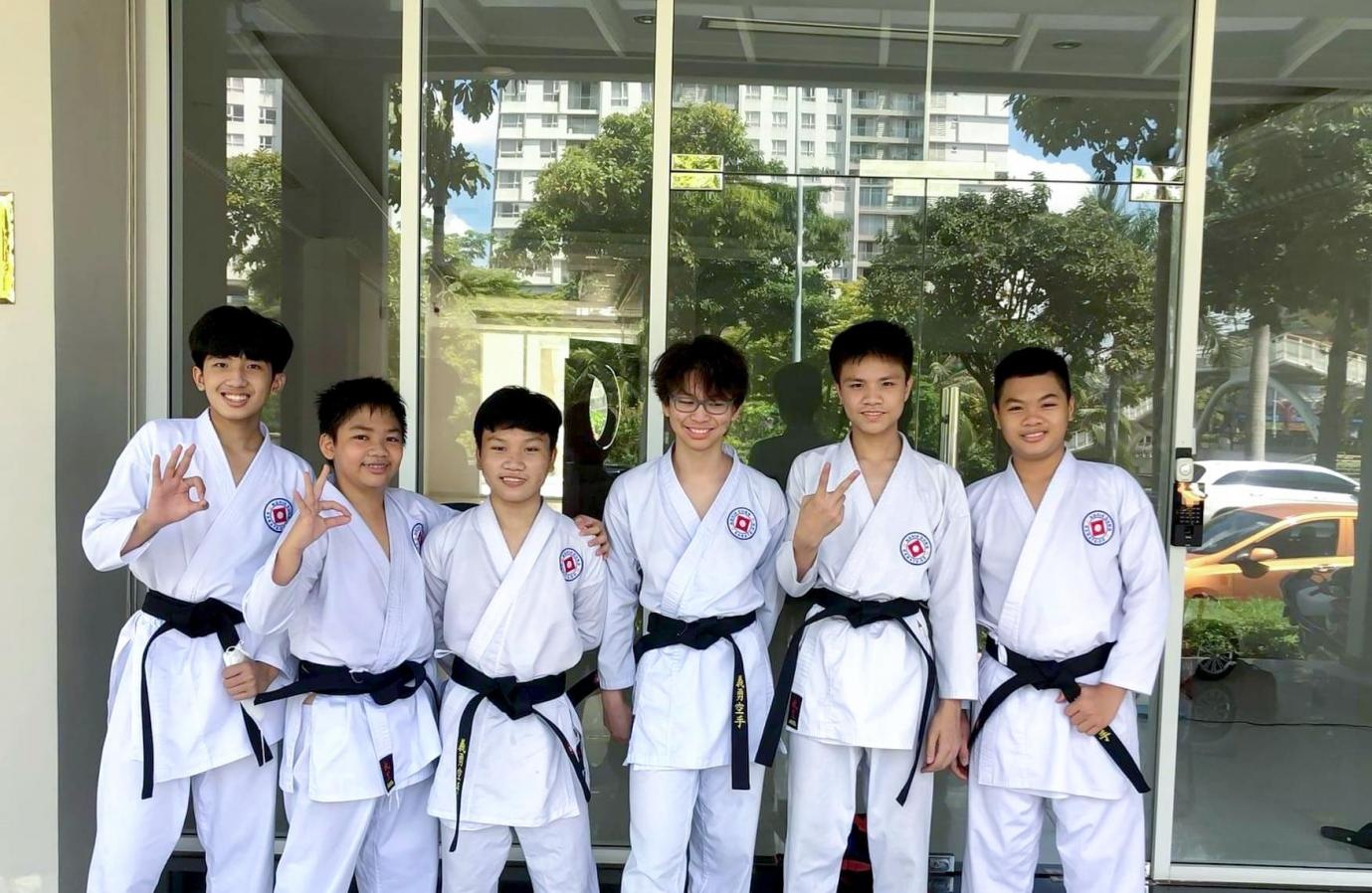 Quoc te A Chau,  Asian School anh 3