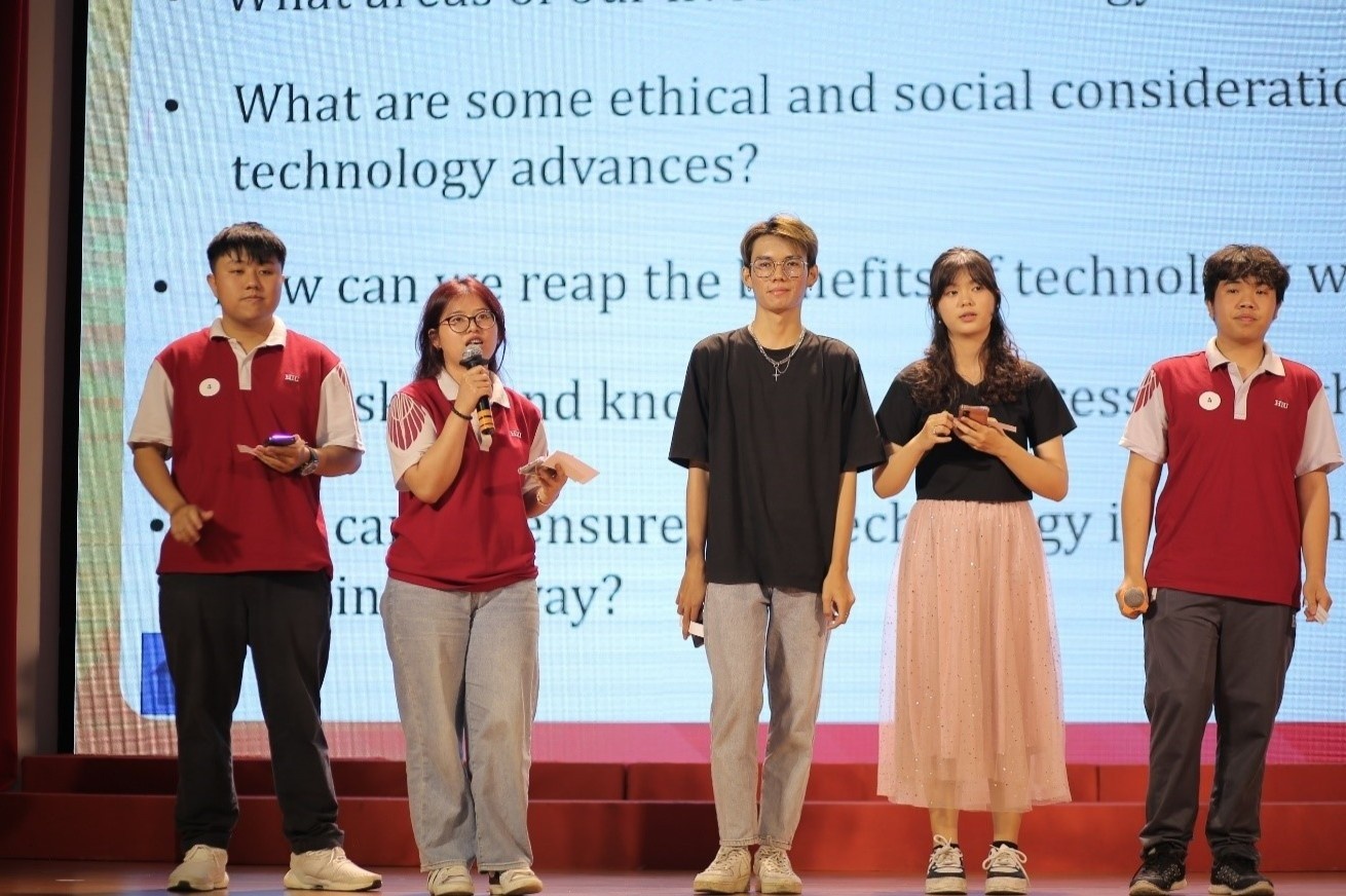 Tan sinh vien HIU duoc tang khoa hoc IELTS chuan dau ra hinh anh