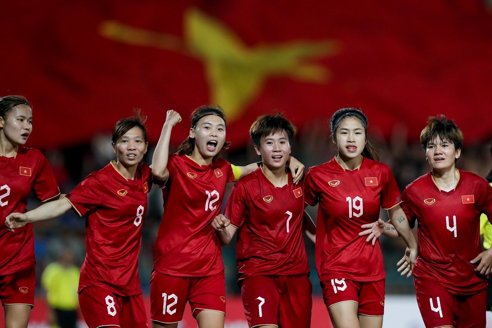 Vietjet tang mot nam bay mien phi cho doi tuyen bong da nu Viet Nam hinh anh