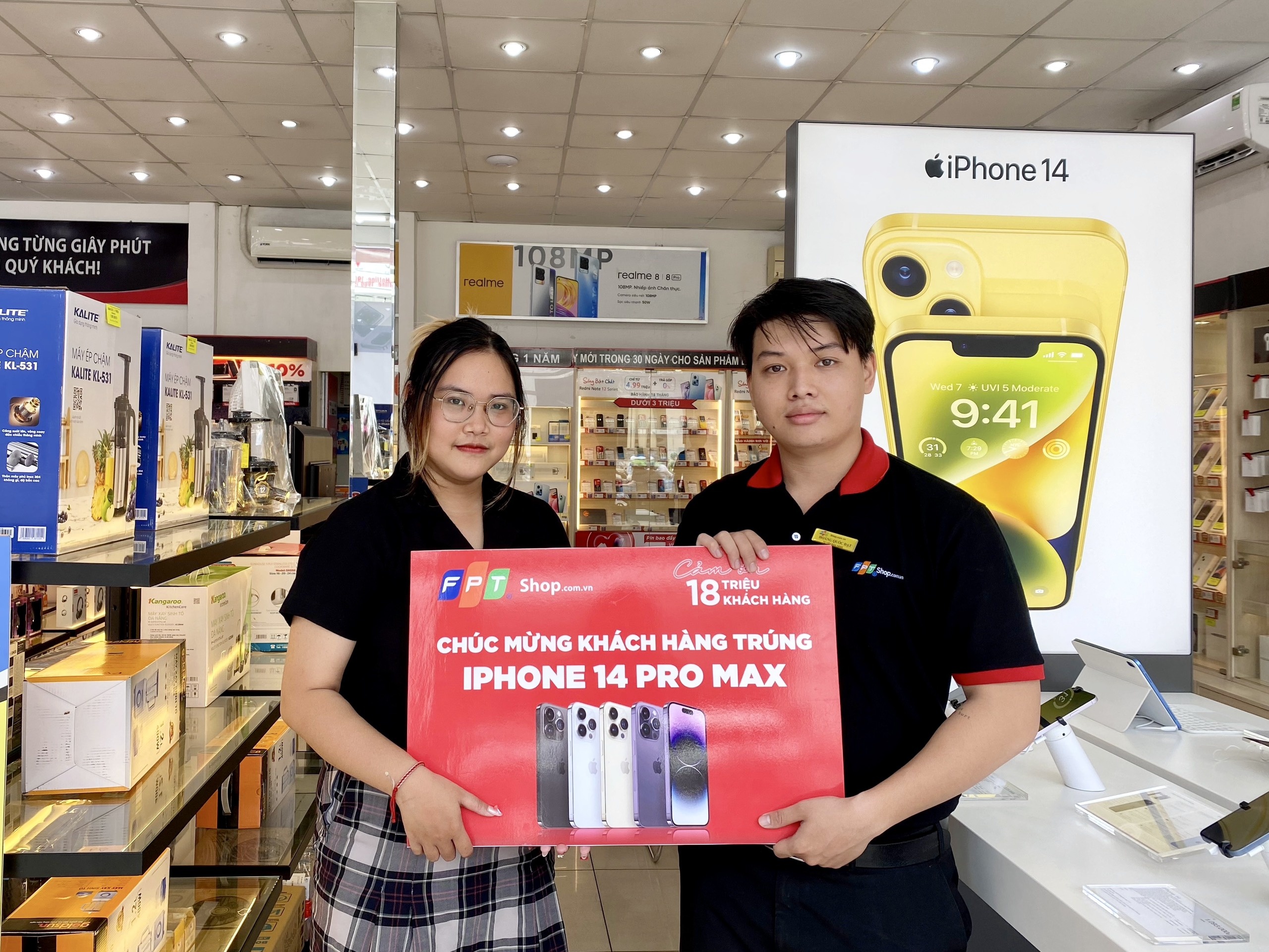 FPT Shop tri an khach hang nhan ky niem 11 nam thanh lap hinh anh