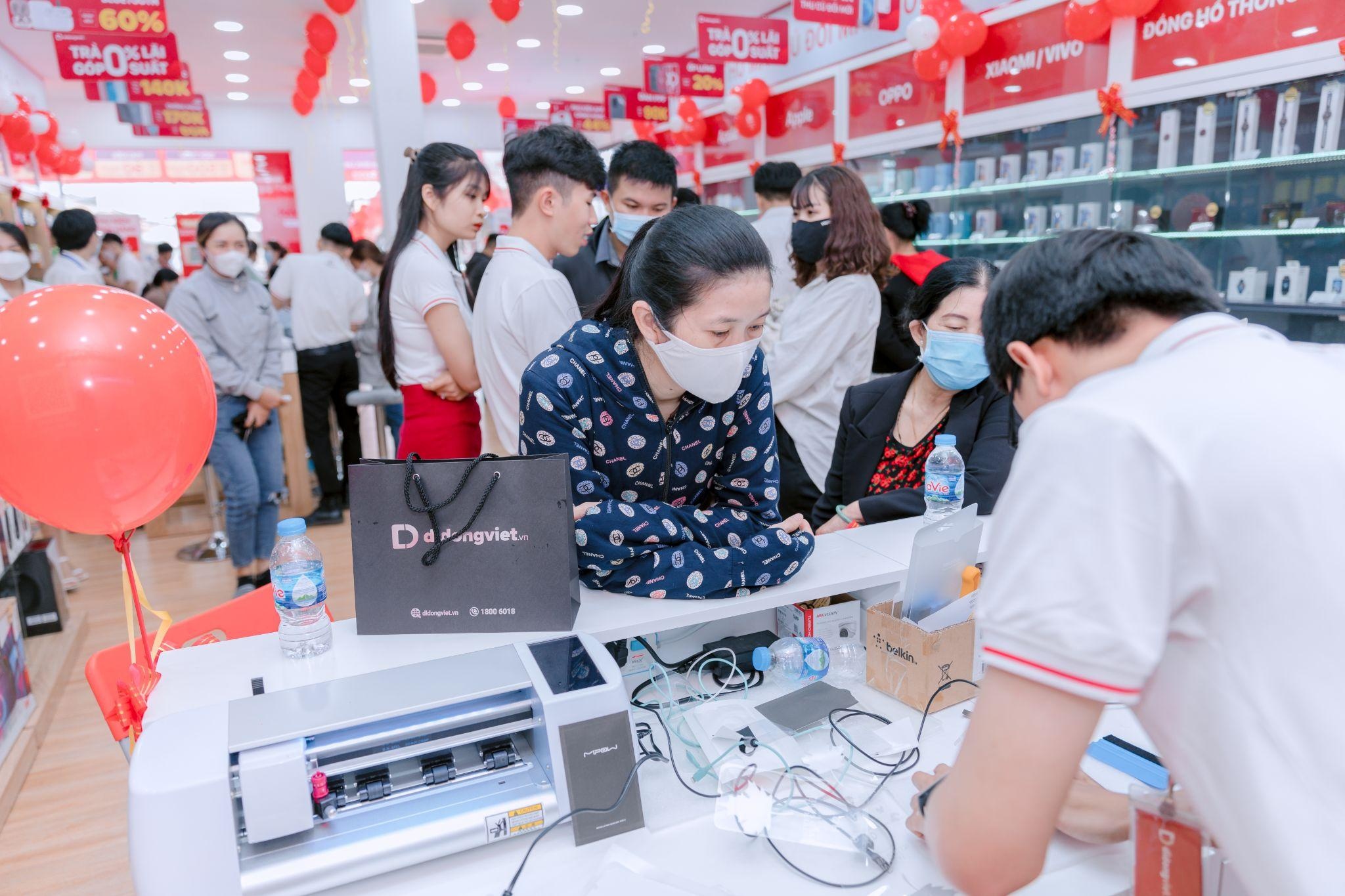 Di Dong Viet giup khach hang giam ap luc tai chinh hinh anh