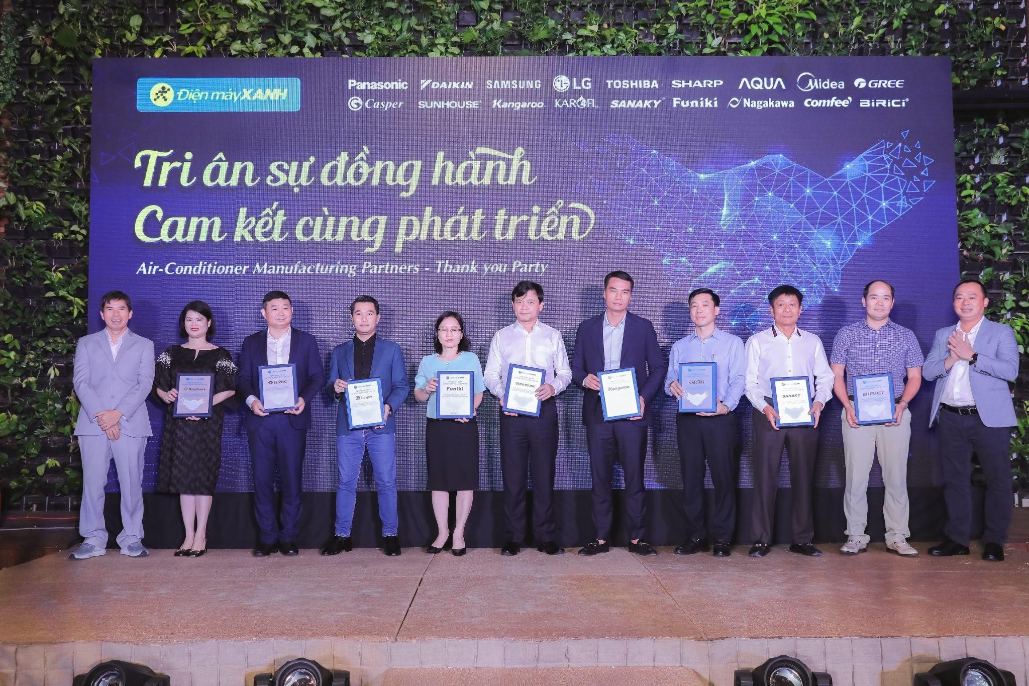 Dien may Xanh,  The Gioi Di Dong anh 2