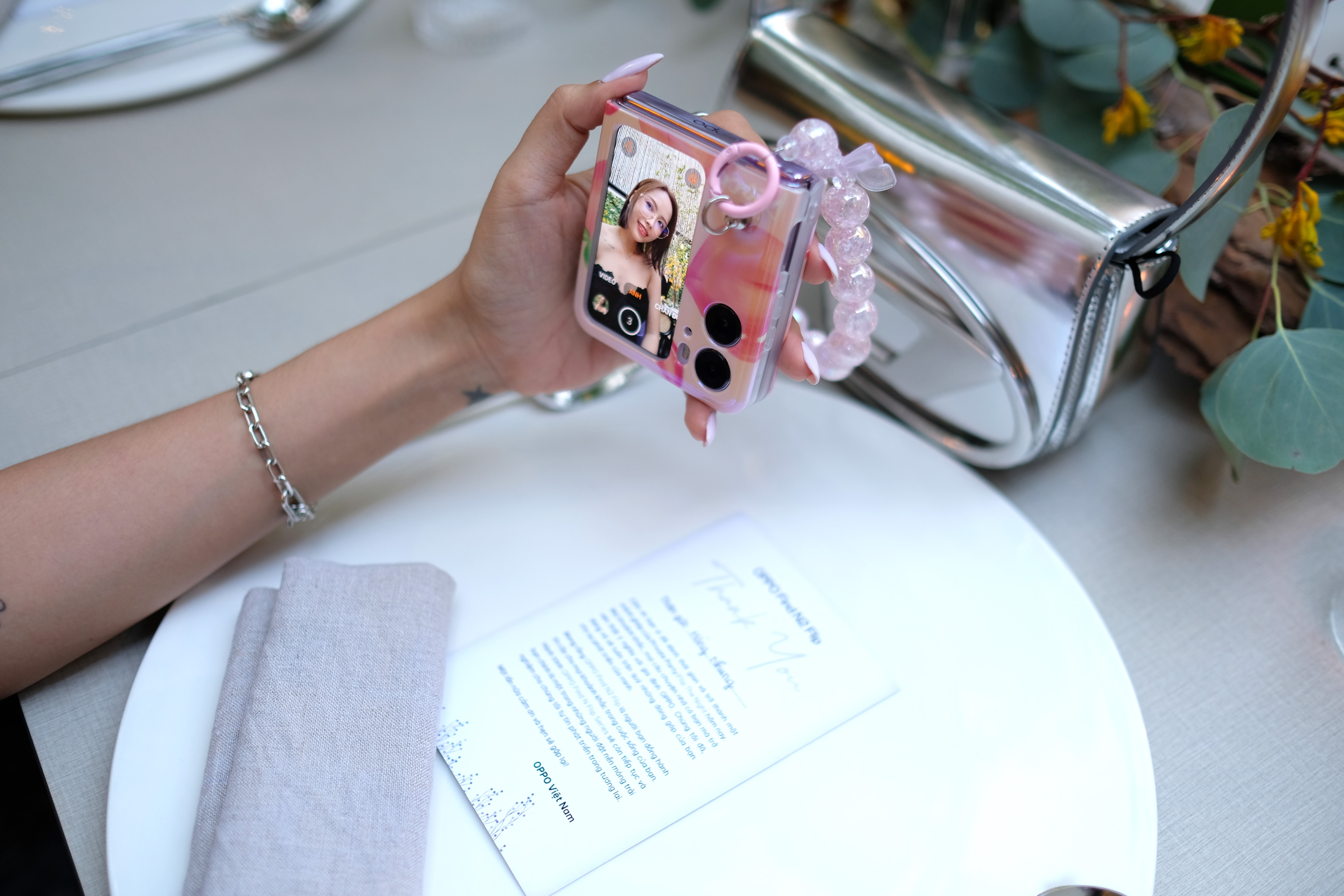 Oppo,  Find N2 Flip anh 8