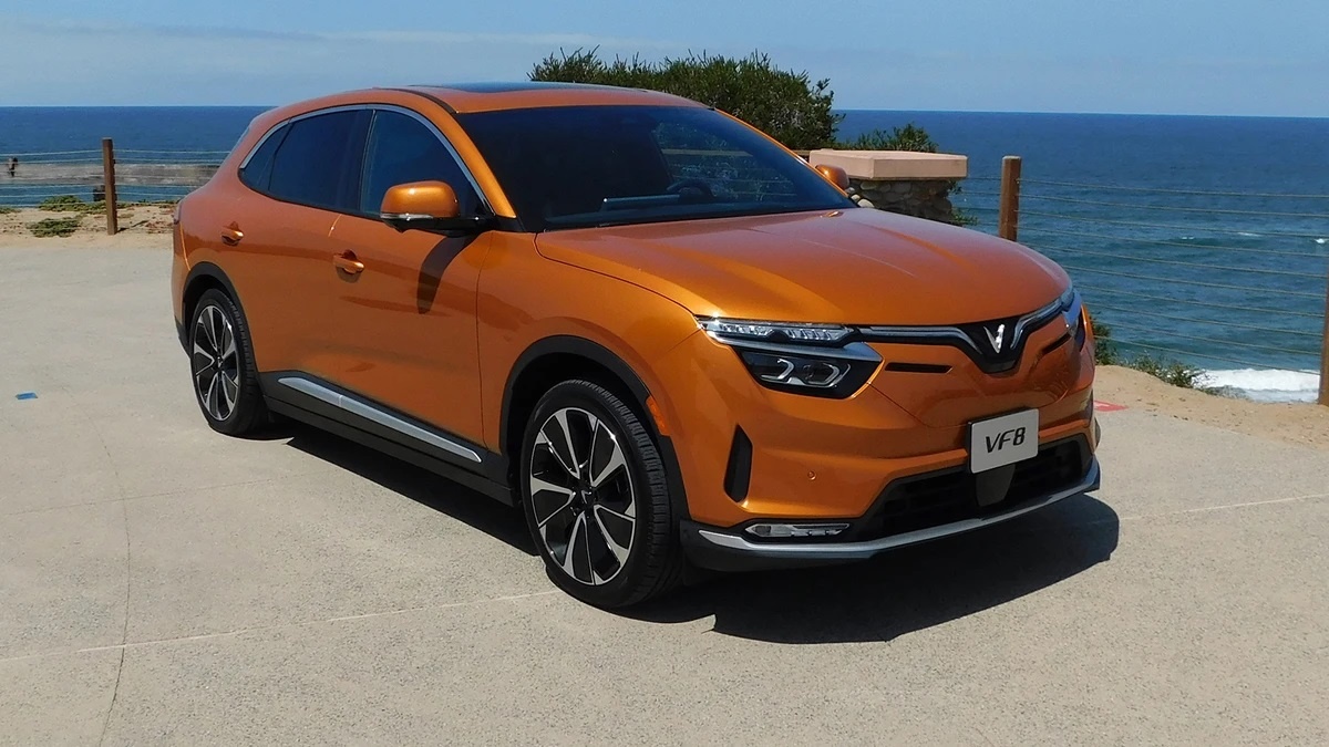 Driving Canada: VF 8 la 1 trong 3 mau xe dien dep nhat hien nay hinh anh