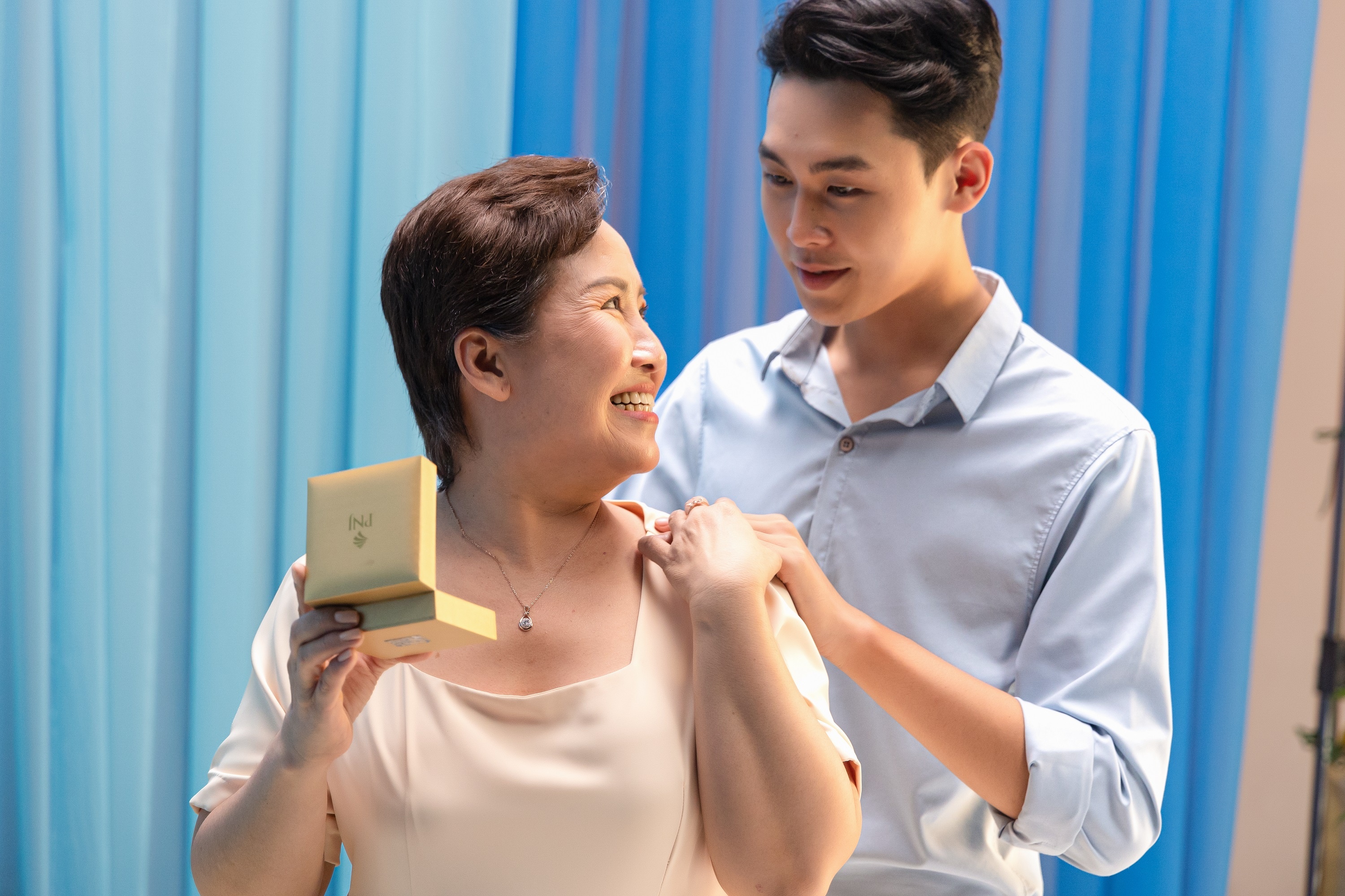 Nhung cau chuyen co that trong MV ‘Cham gan them thuong’ hinh anh