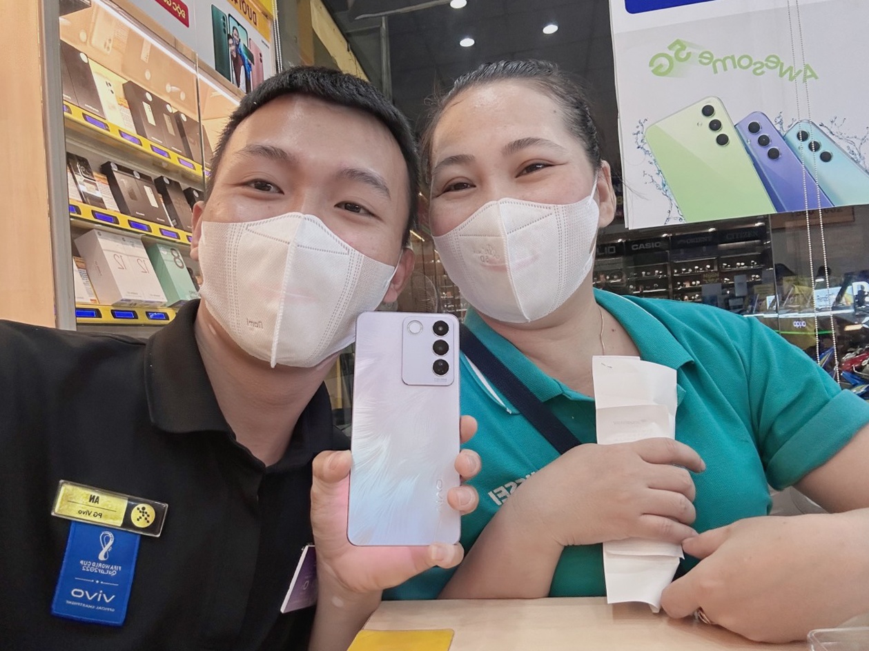 Gan 700 may vivo V27e duoc ban trong chua day 24 gio hinh anh