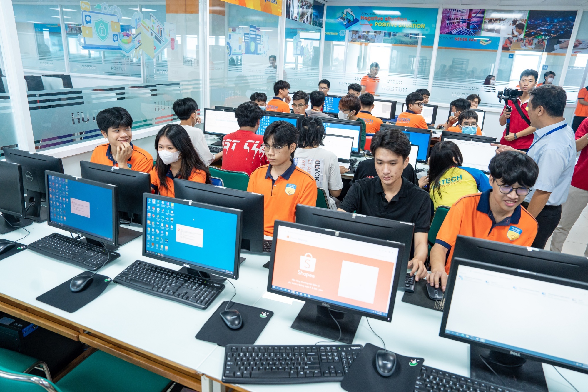 Sinh vien Cong nghe thong tin Hutech co them noi thuc hanh hien dai hinh anh
