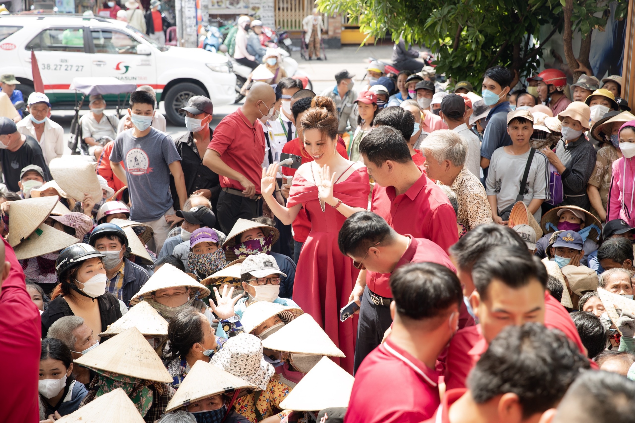 Hoa hau Bui Thi Ha anh 4