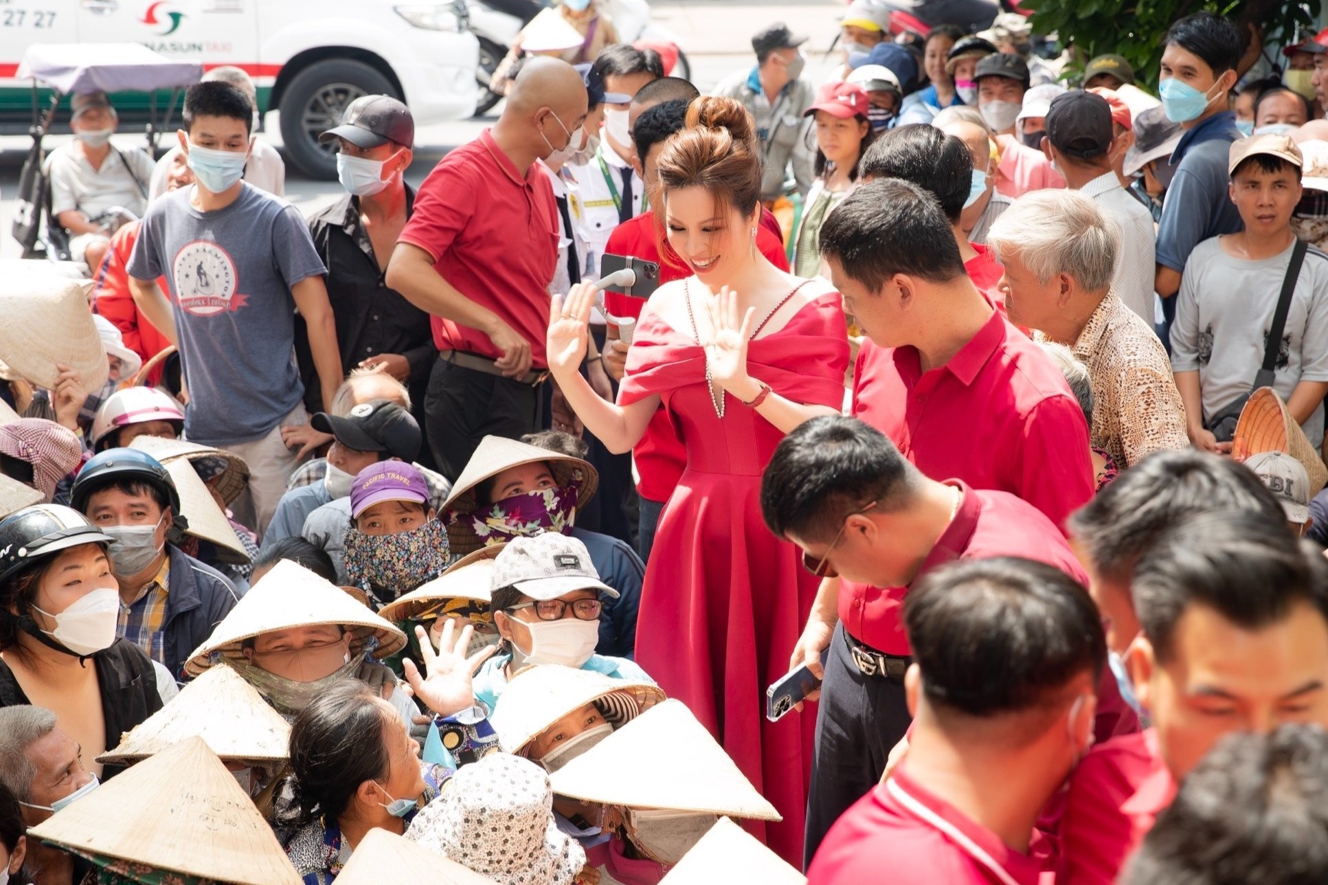 Hoa hau Quy ba Bui Thi Ha don sinh nhat cung ba con ngheo hinh anh