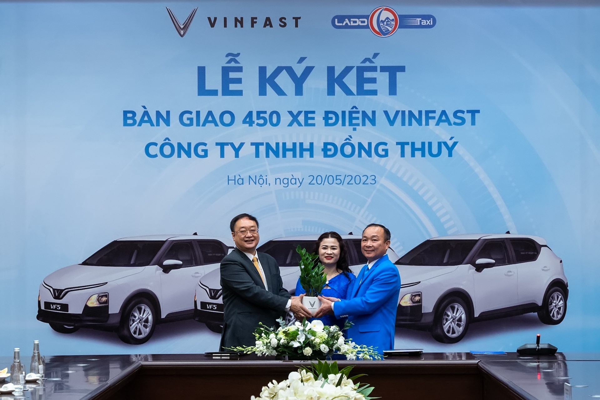 Lado Taxi mua them 300 xe VinFast VF 5 Plus de mo rong dich vu hinh anh