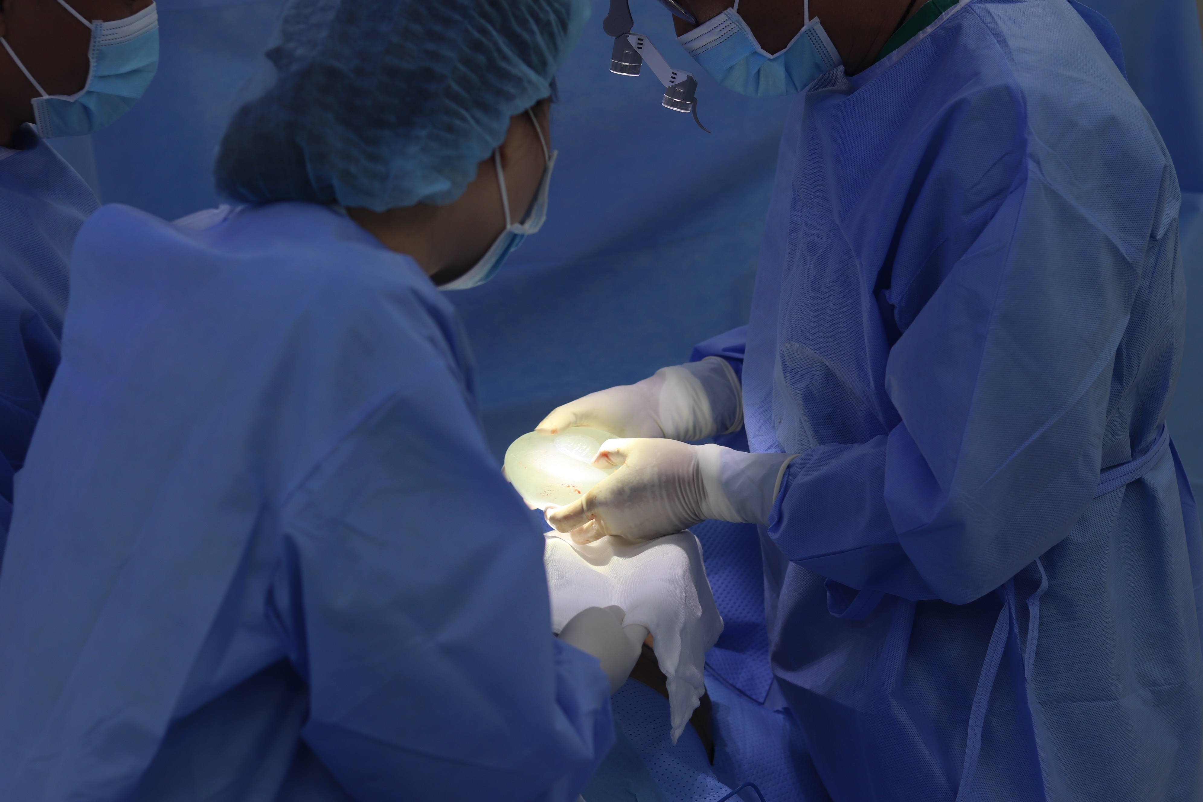 Dat tui nguc qua lon co the gay bien chung thong khe hinh anh