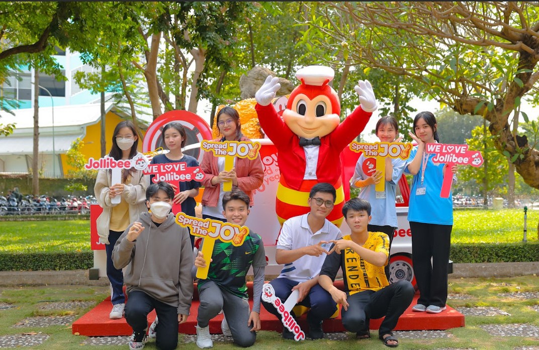 Nhung khoanh khac dang nho cung Chuyen xe vui ve Jollibee hinh anh