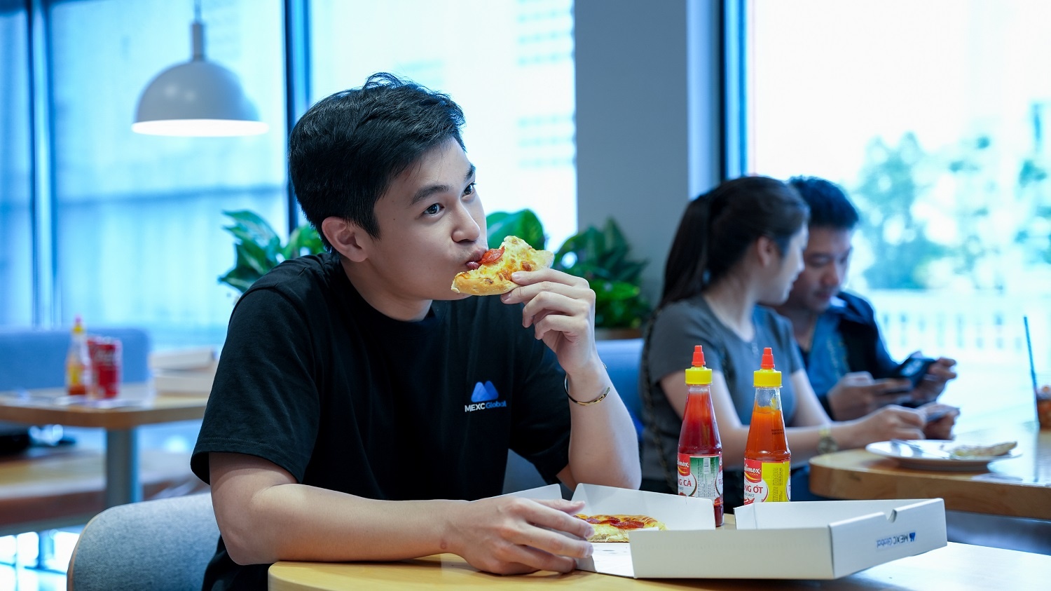 Hang tram nguoi tre Viet cung an pizza, ky niem ‘Bitcoin pizza day’ hinh anh