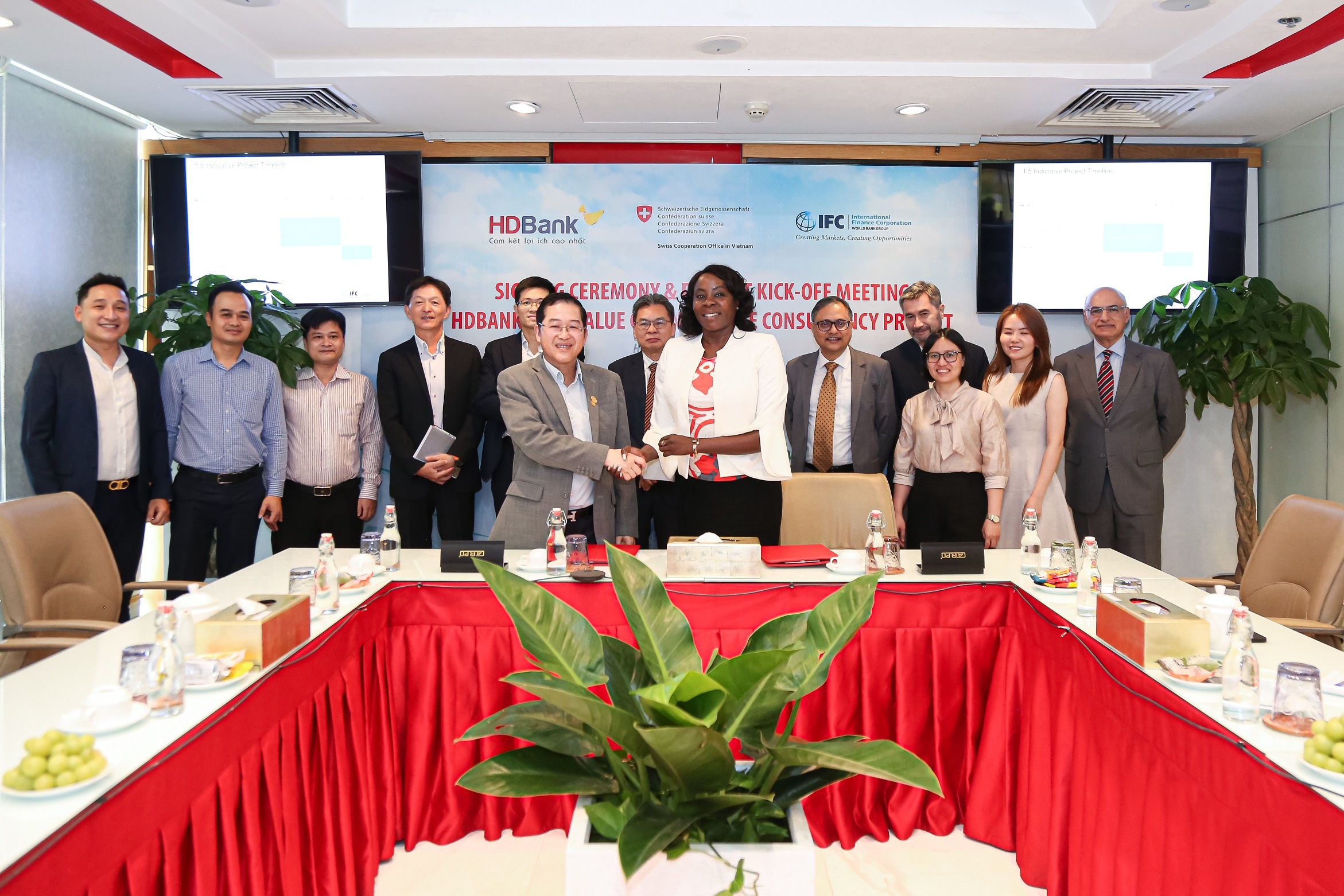 HDBank va IFC thoa thuan hop tac nang tam, mo rong tai tro chuoi hinh anh