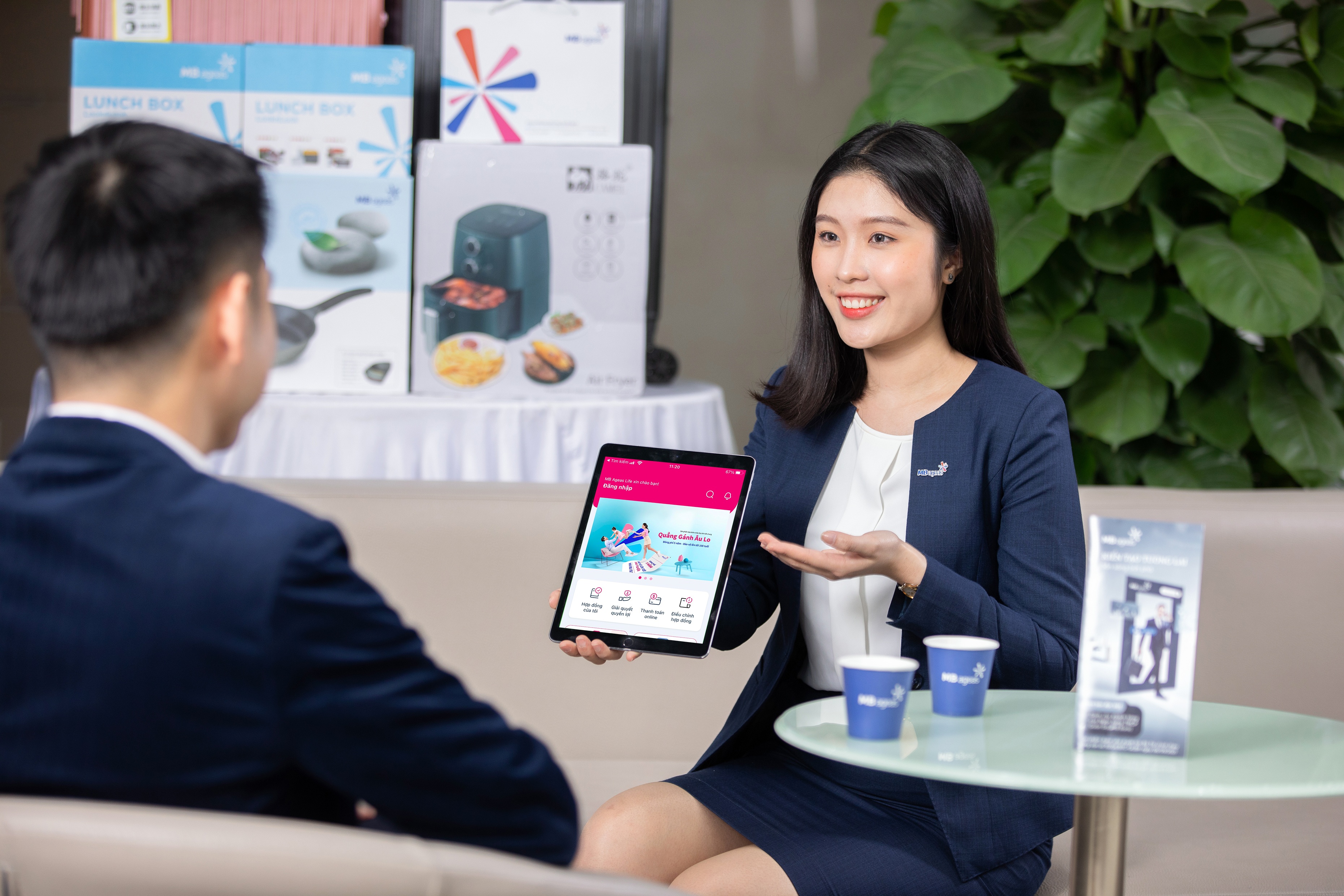 So hoa nganh bao hiem de nang cao trai nghiem khach hang hinh anh