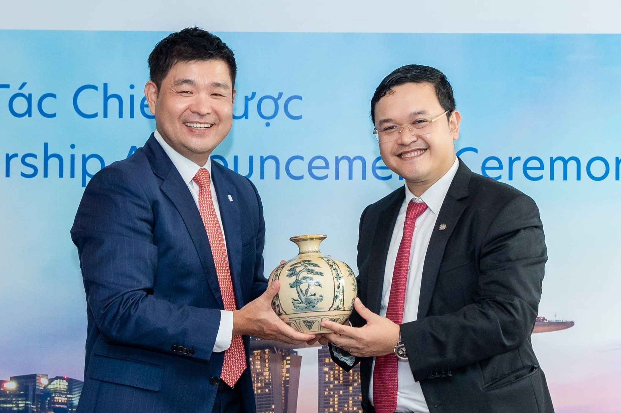 UOB Viet Nam ket hop Vietnam Airlines nang tam trai nghiem du lich hinh anh