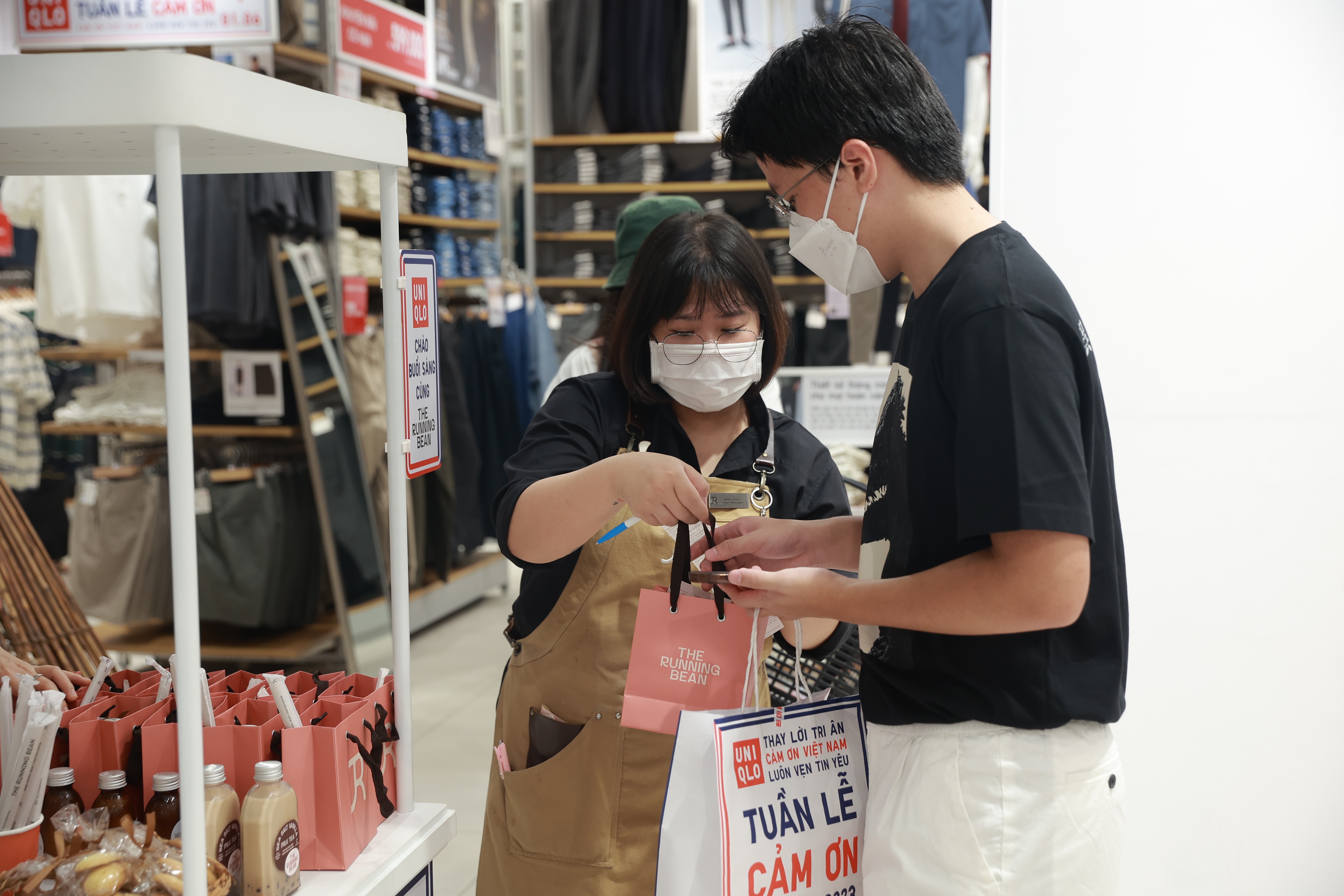 Uniqlo giam gia anh 1