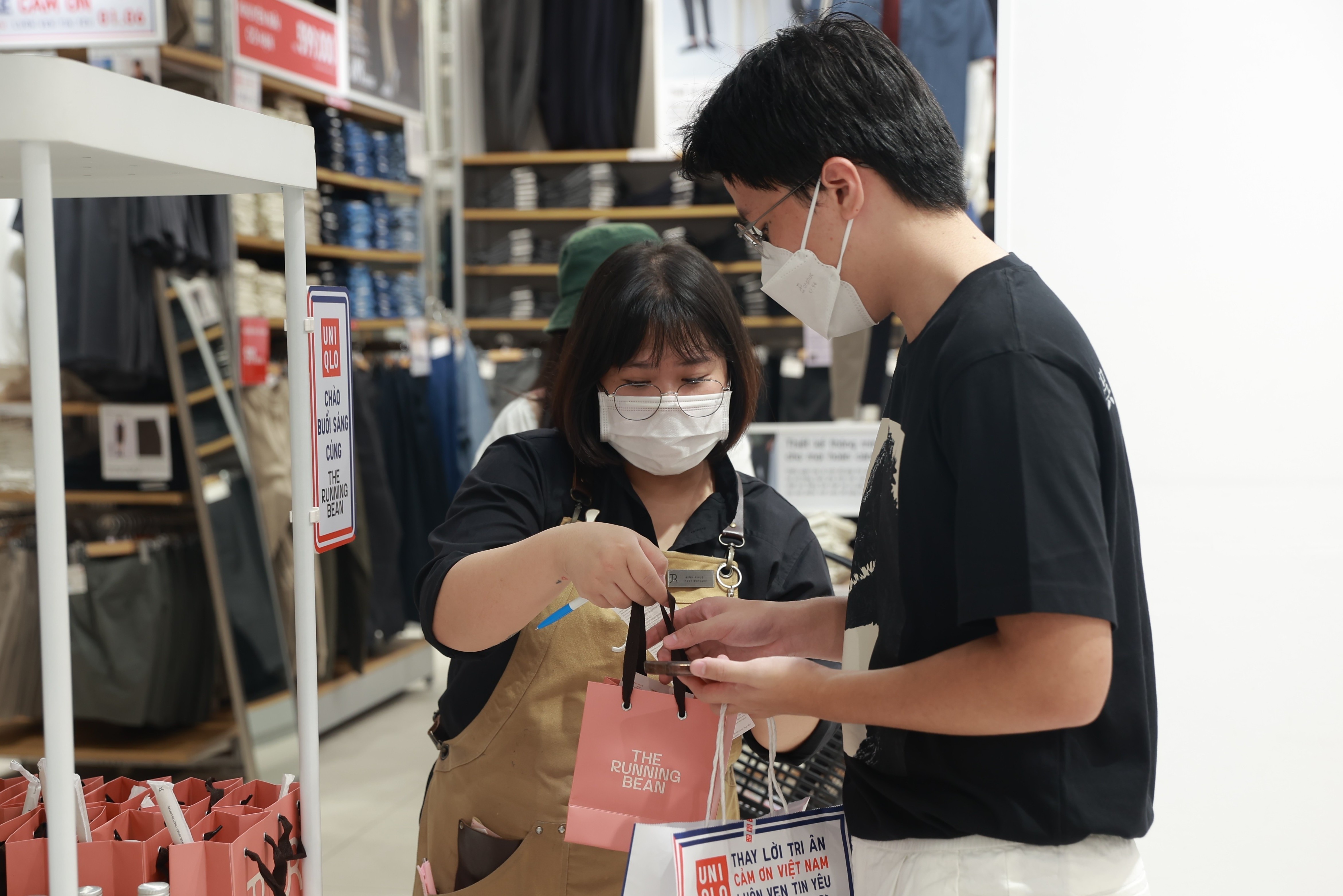 Uniqlo hut khach trong ngay dau tien cua 'Tuan le cam on' hinh anh