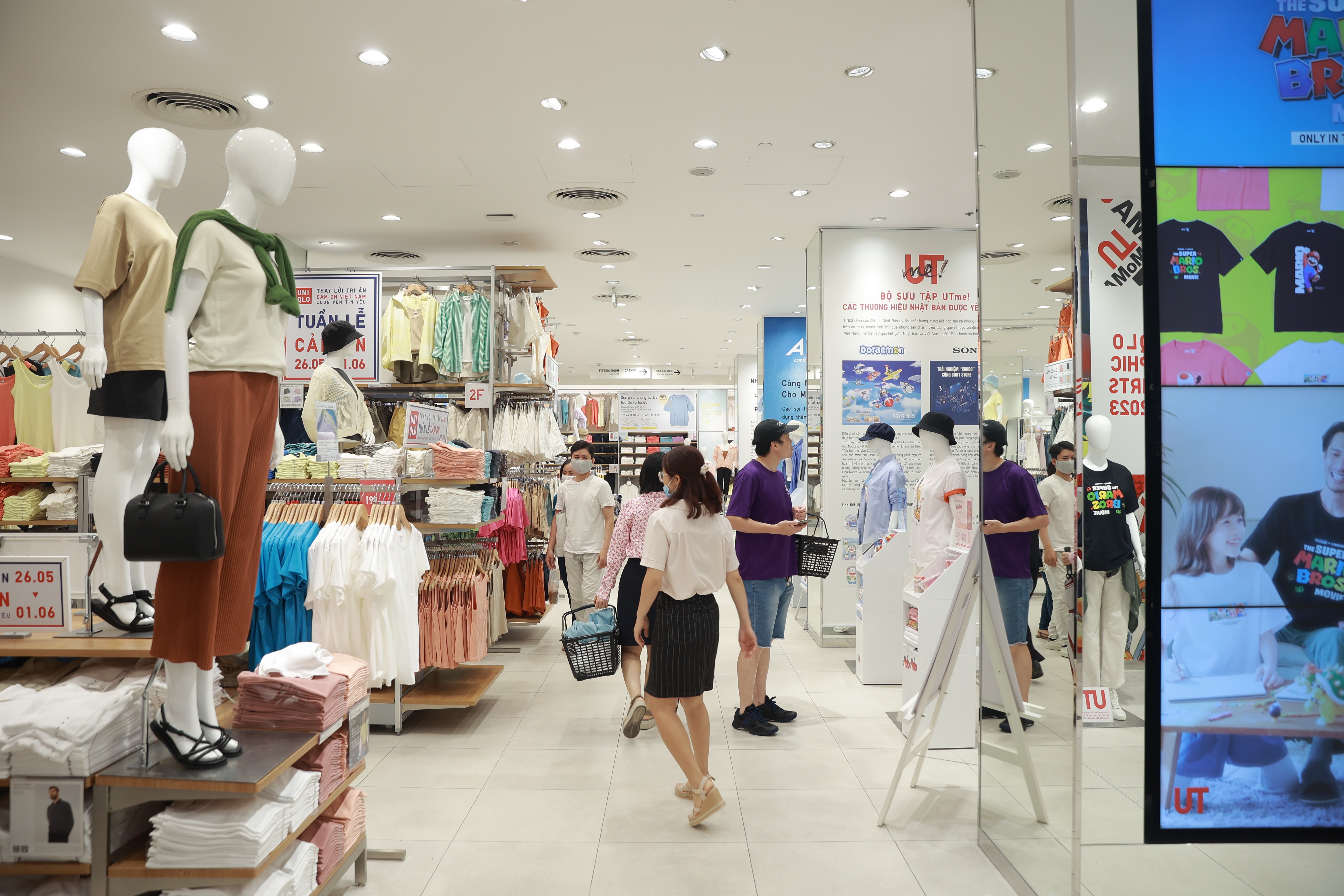 Uniqlo giam gia anh 7