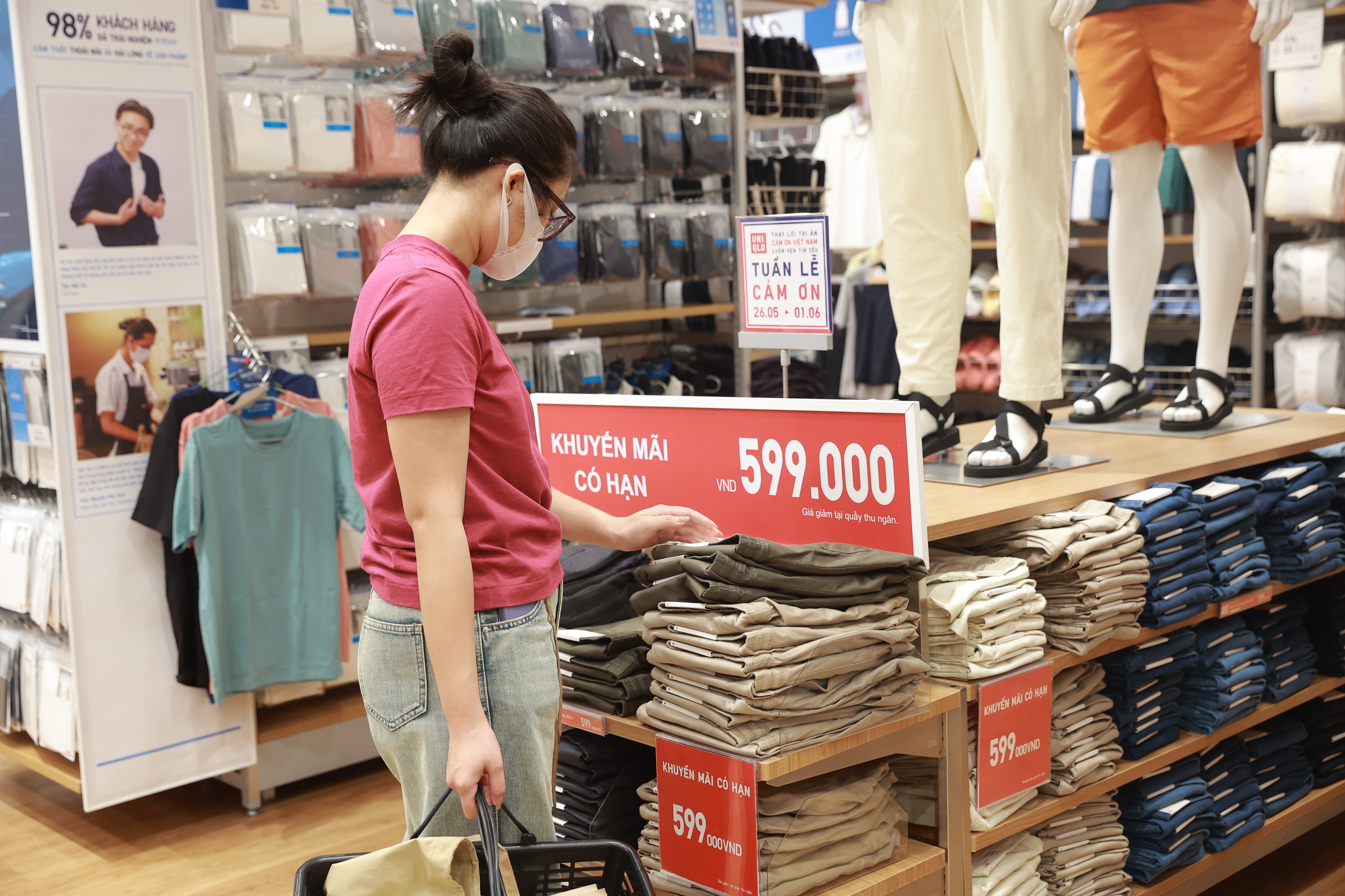 Uniqlo giam gia anh 2