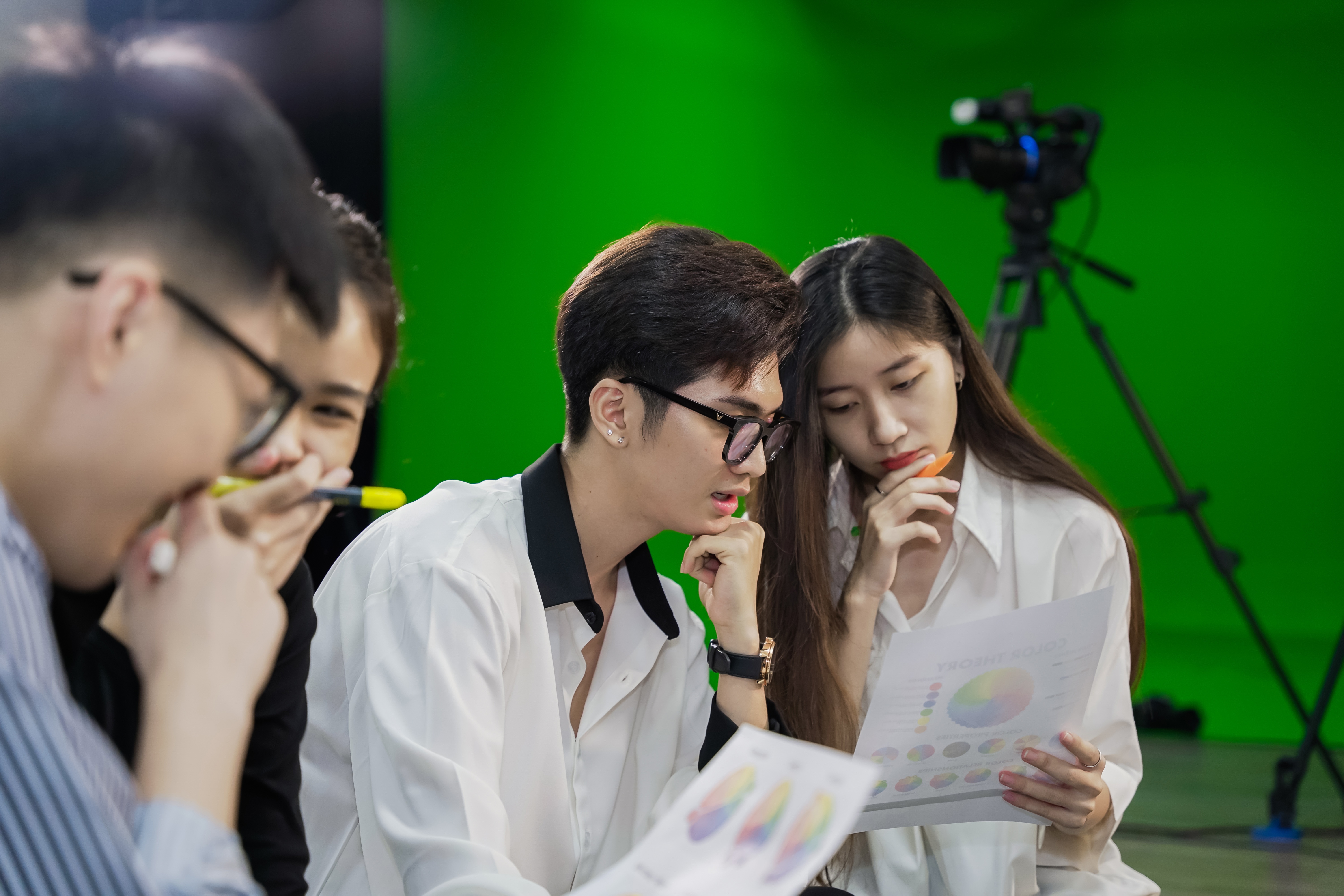 Sinh vien Thiet ke do hoa Hutech thuc hanh, trien lam truoc cong chung hinh anh