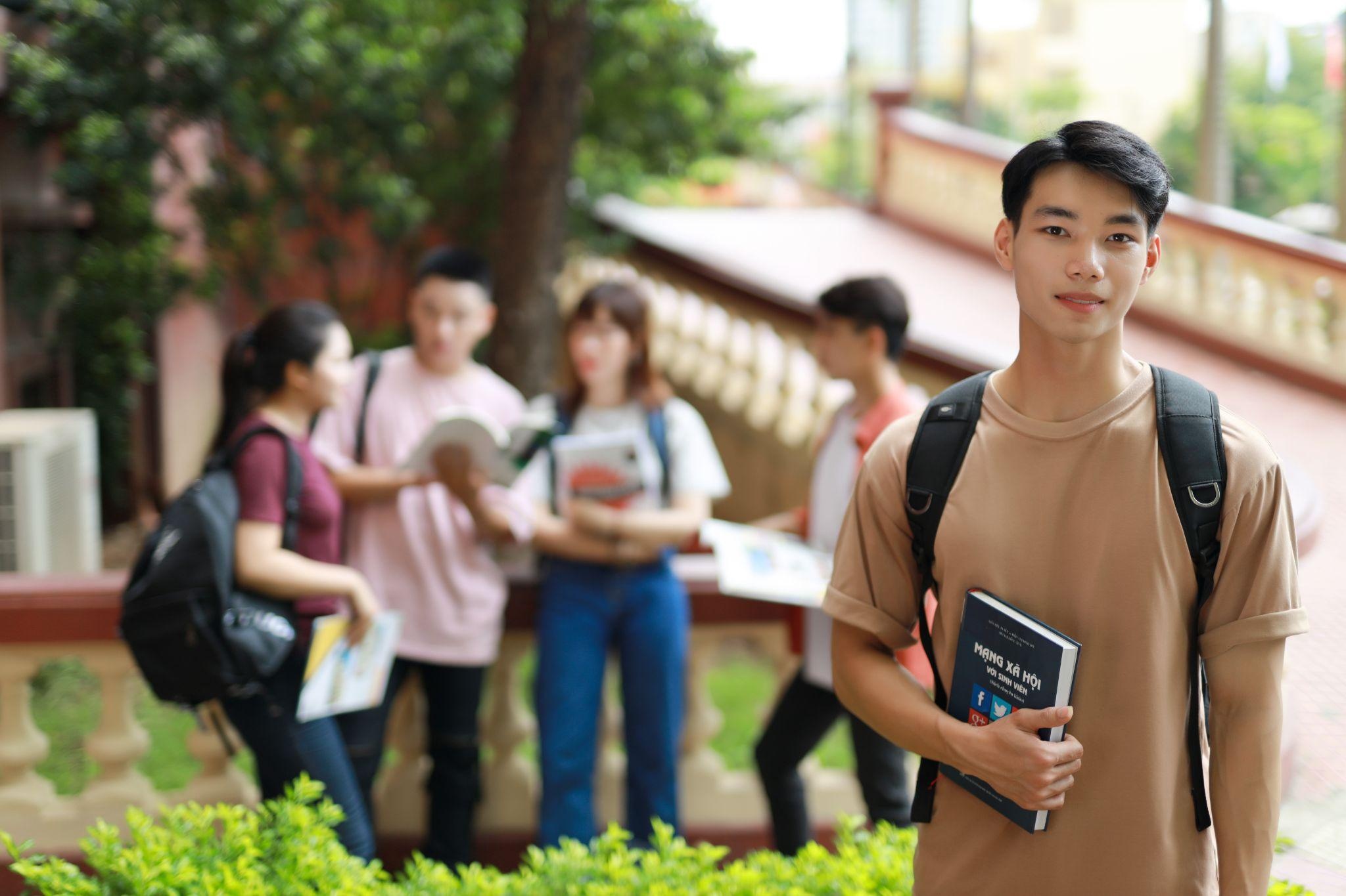 DH Phuong Dong,  nganh kien truc anh 4