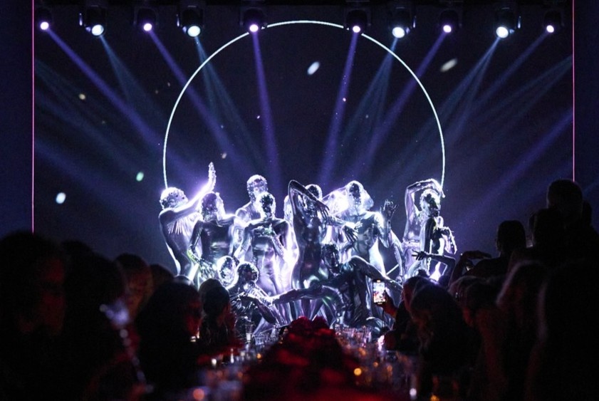 Chopard ra mat BST thoi trang dau tien voi chu de 'Nghe thuat' hinh anh