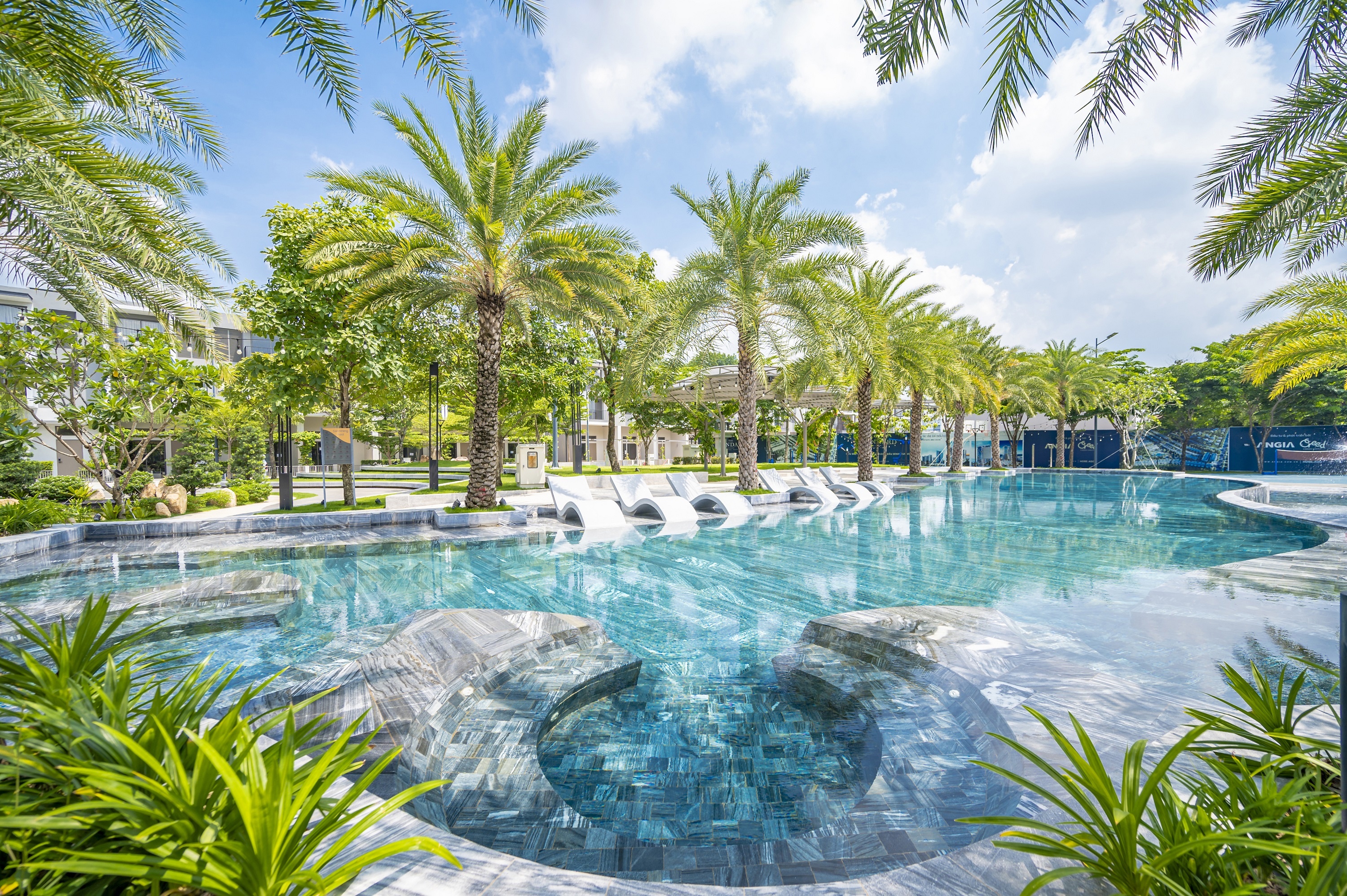 The Standard,  An Gia anh 4