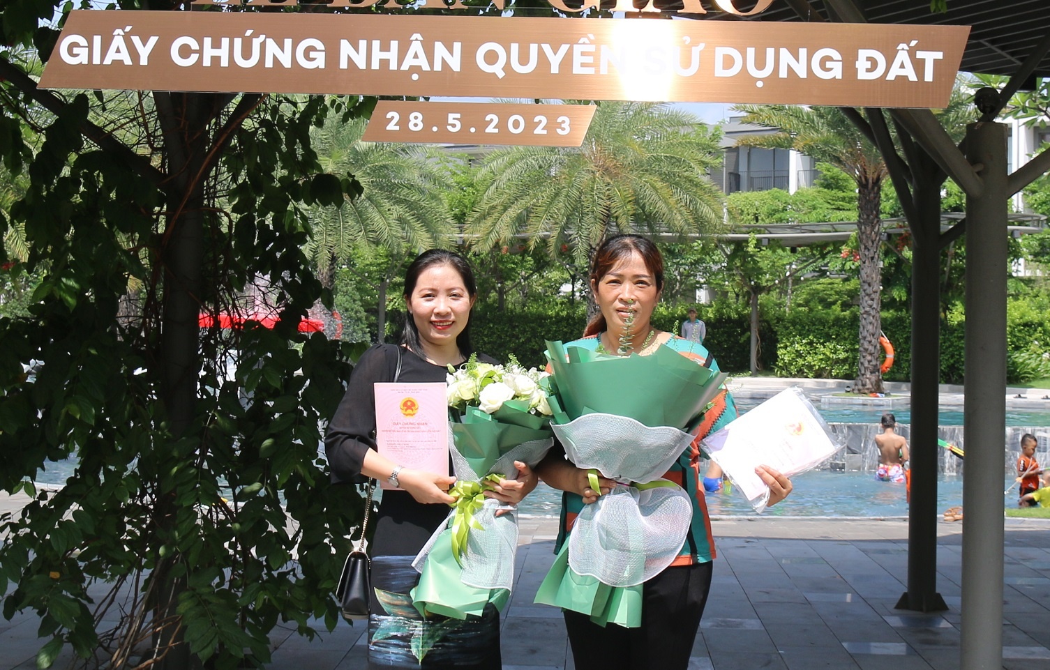 An Gia ban giao so hong cho cu dan The Standard hinh anh