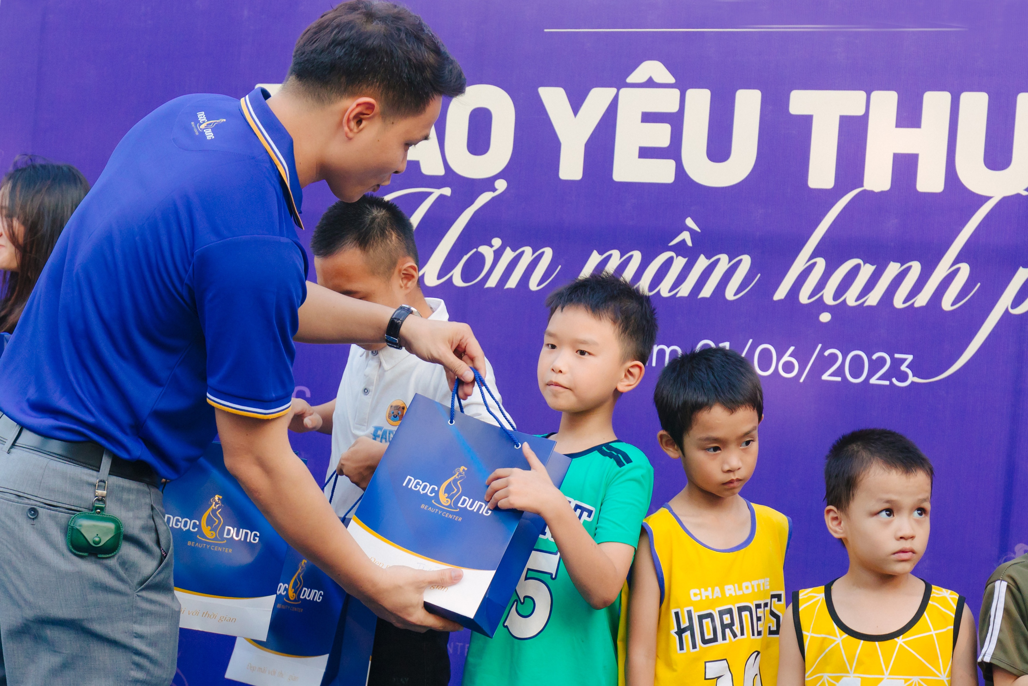 Tiep suc uoc mo den truong cho tre em mo coi tai Ha Nam hinh anh