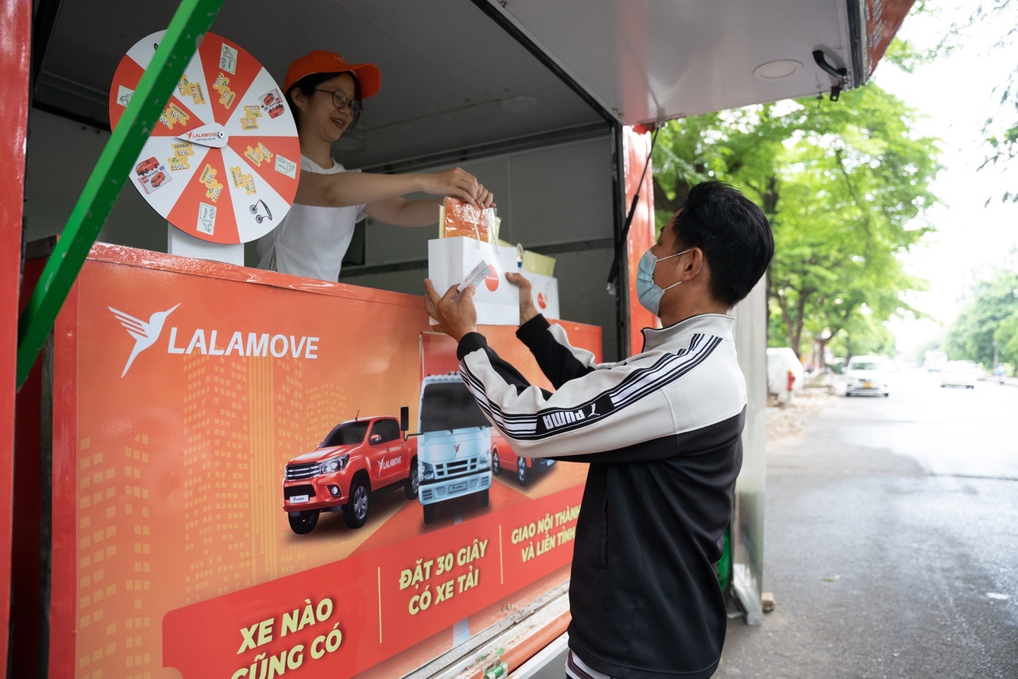 Lalamove dong hanh cung tai xe voi hang tram suat ca phe va qua 1/6 hinh anh