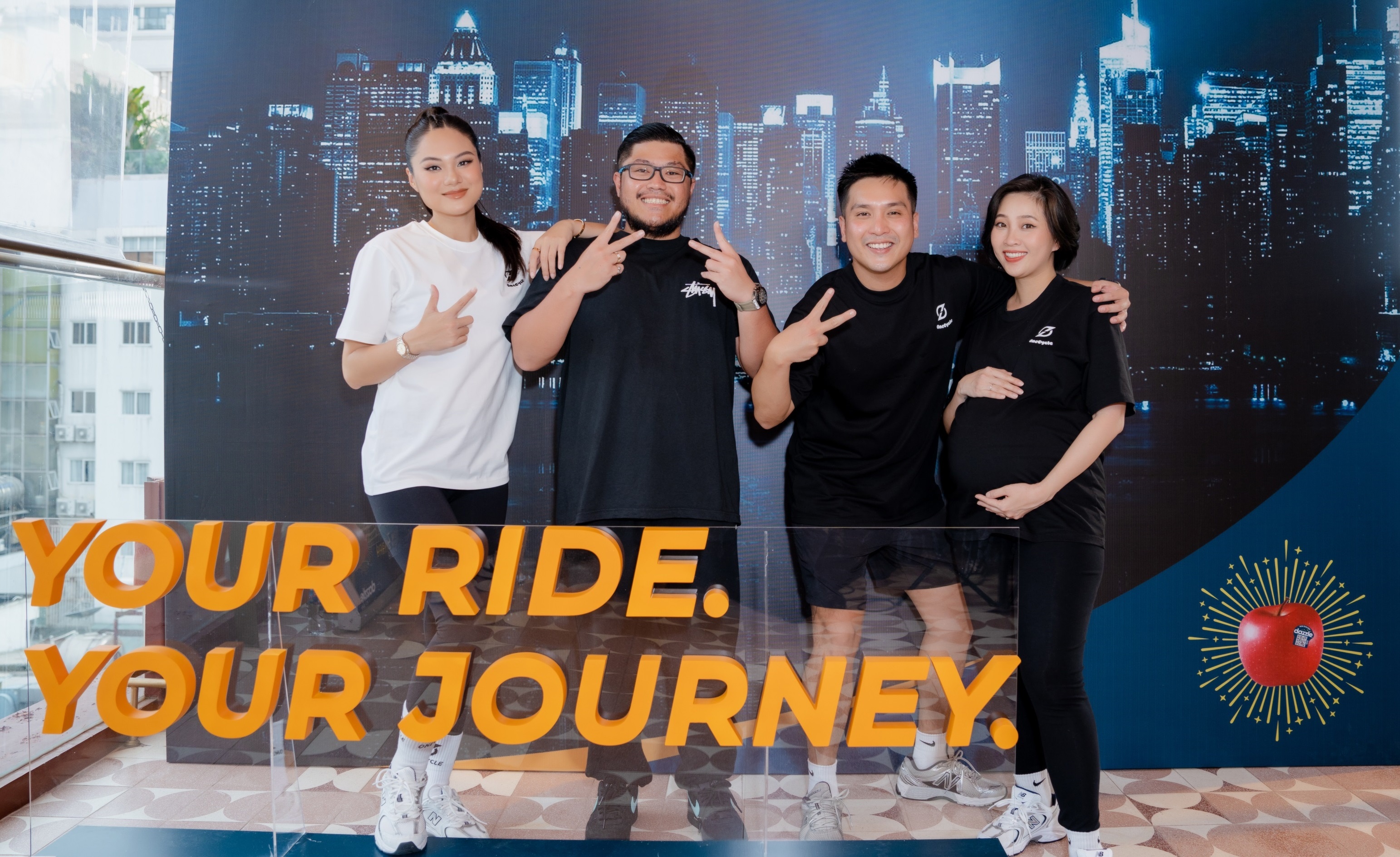 Vo chong MC Lieu Ha Trinh va sao Viet ‘quay’ voi rhythm cycling hinh anh