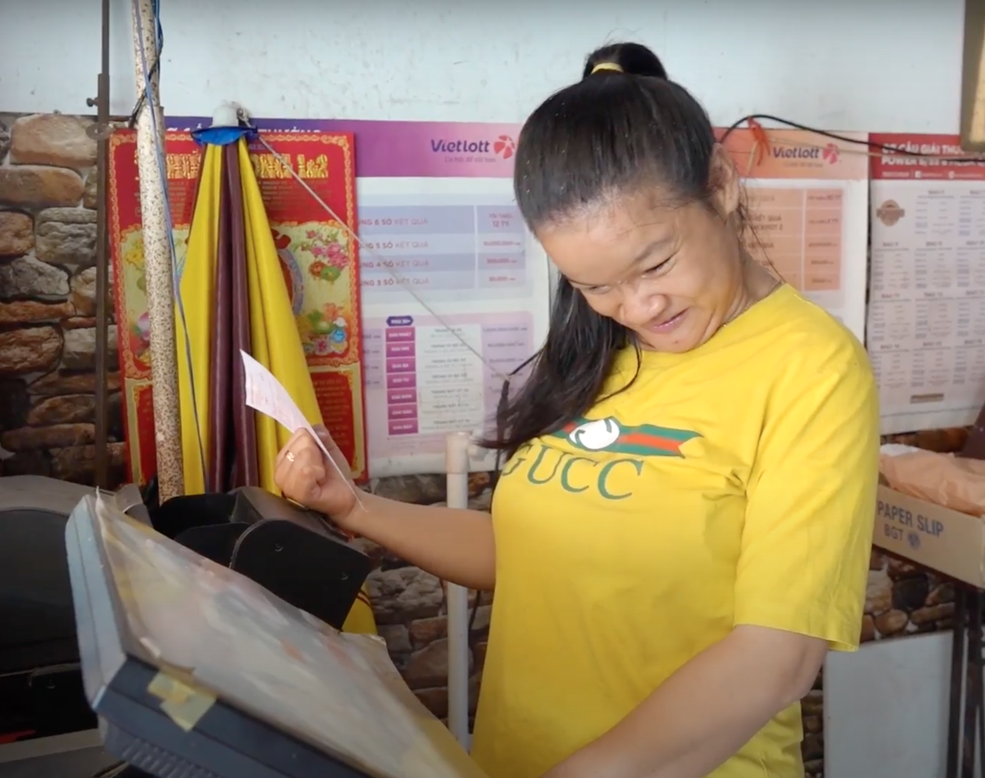 Quay ve so hanh phuc cua co gai khuyet tat o Vinh Long hinh anh