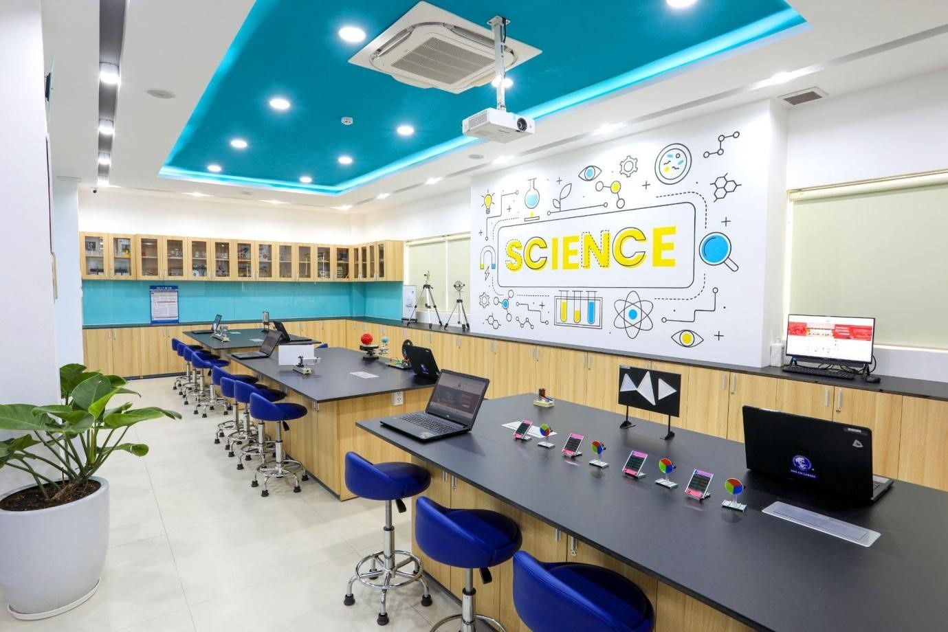 Truong Quoc te A Chau anh 3