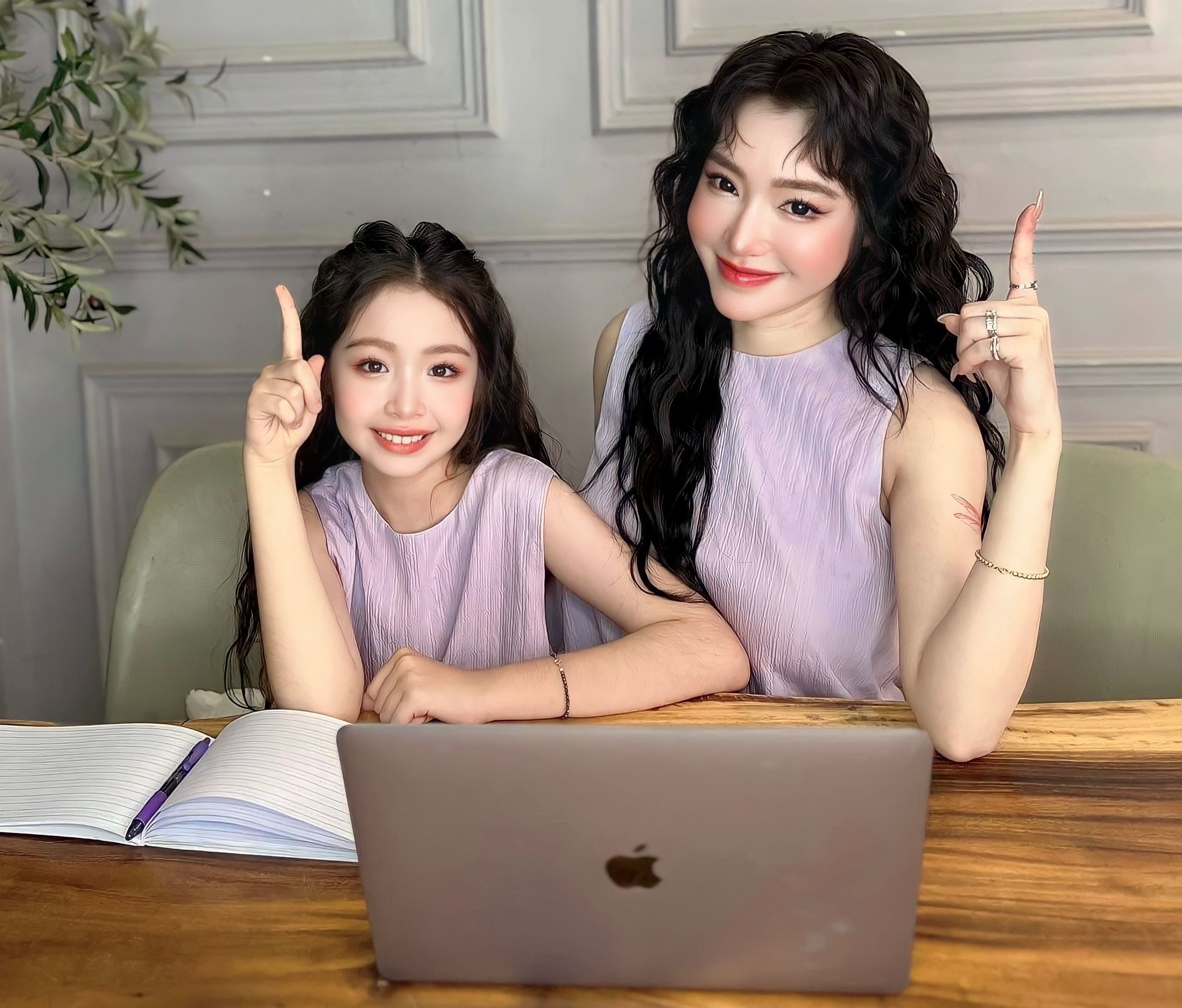 Sao Viet chia se cach day con vua hoc, vua choi trong mua he hinh anh