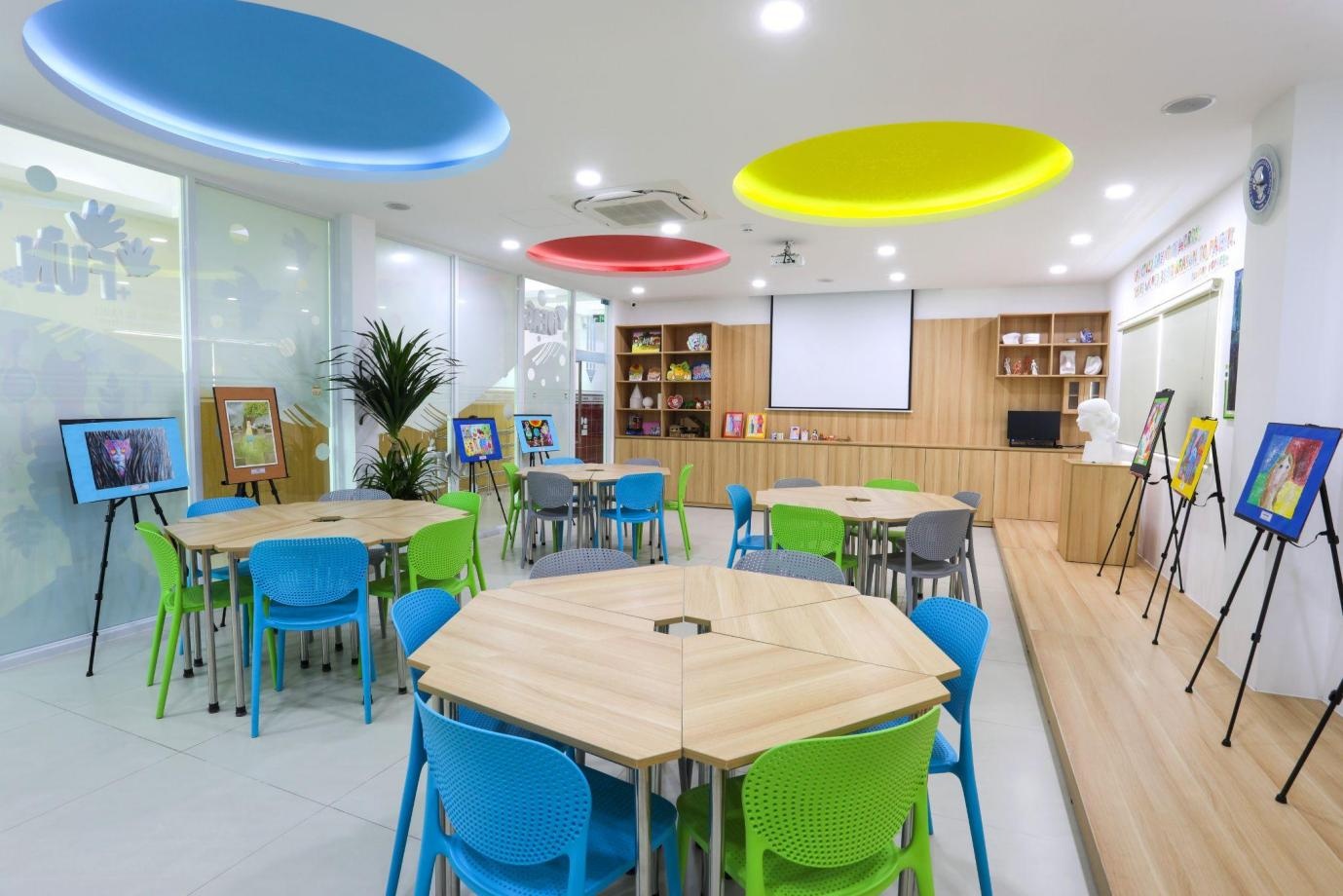 Truong Quoc te A Chau anh 8