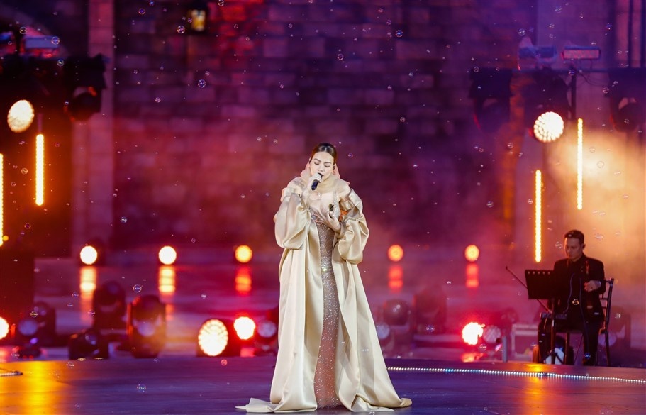 San khau ‘Love Songs’ an tuong cua Ho Ngoc Ha tren dinh Ba Na hinh anh