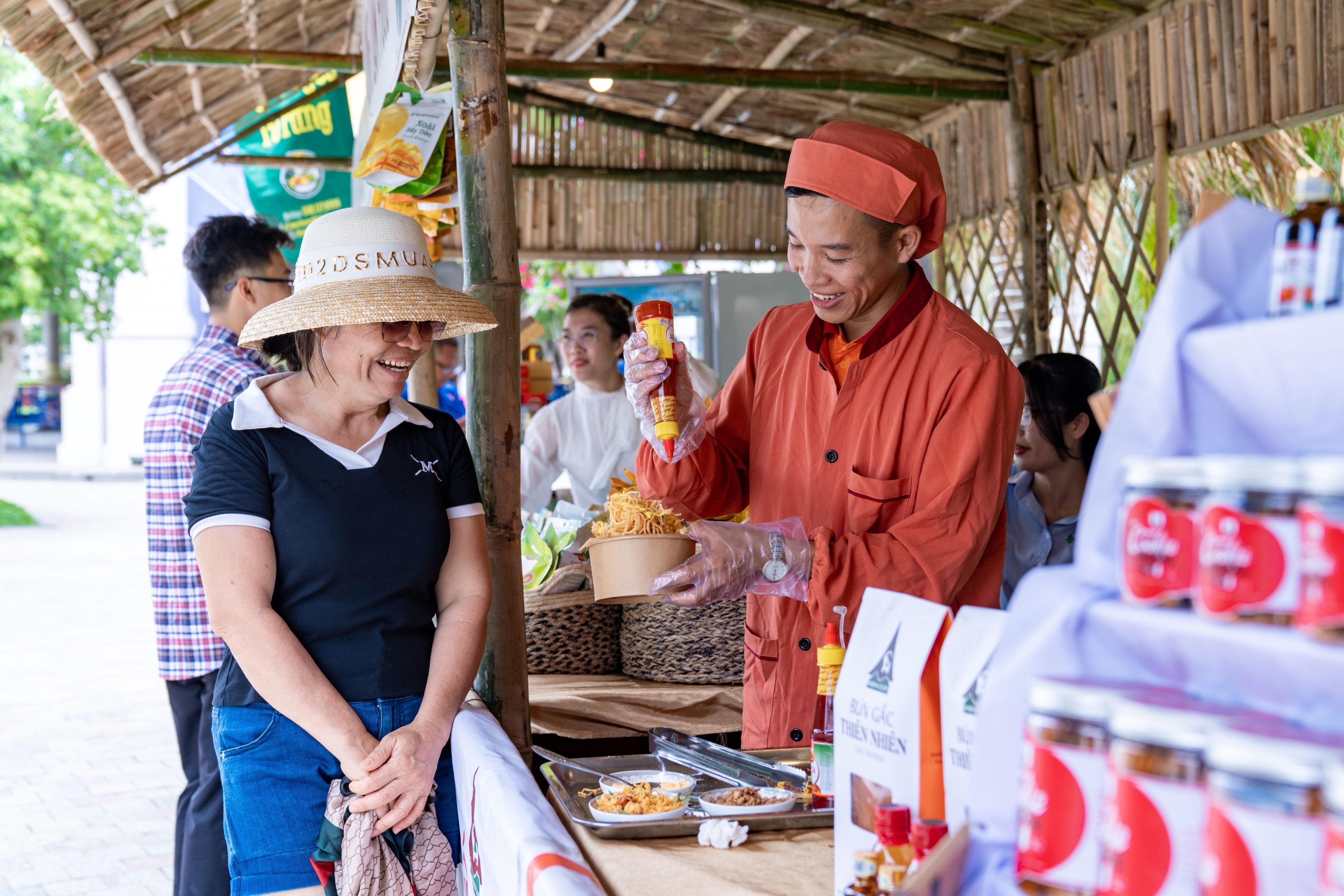Khai mac 'Le hoi dac san ban dia' tai VinWonders Nha Trang hinh anh