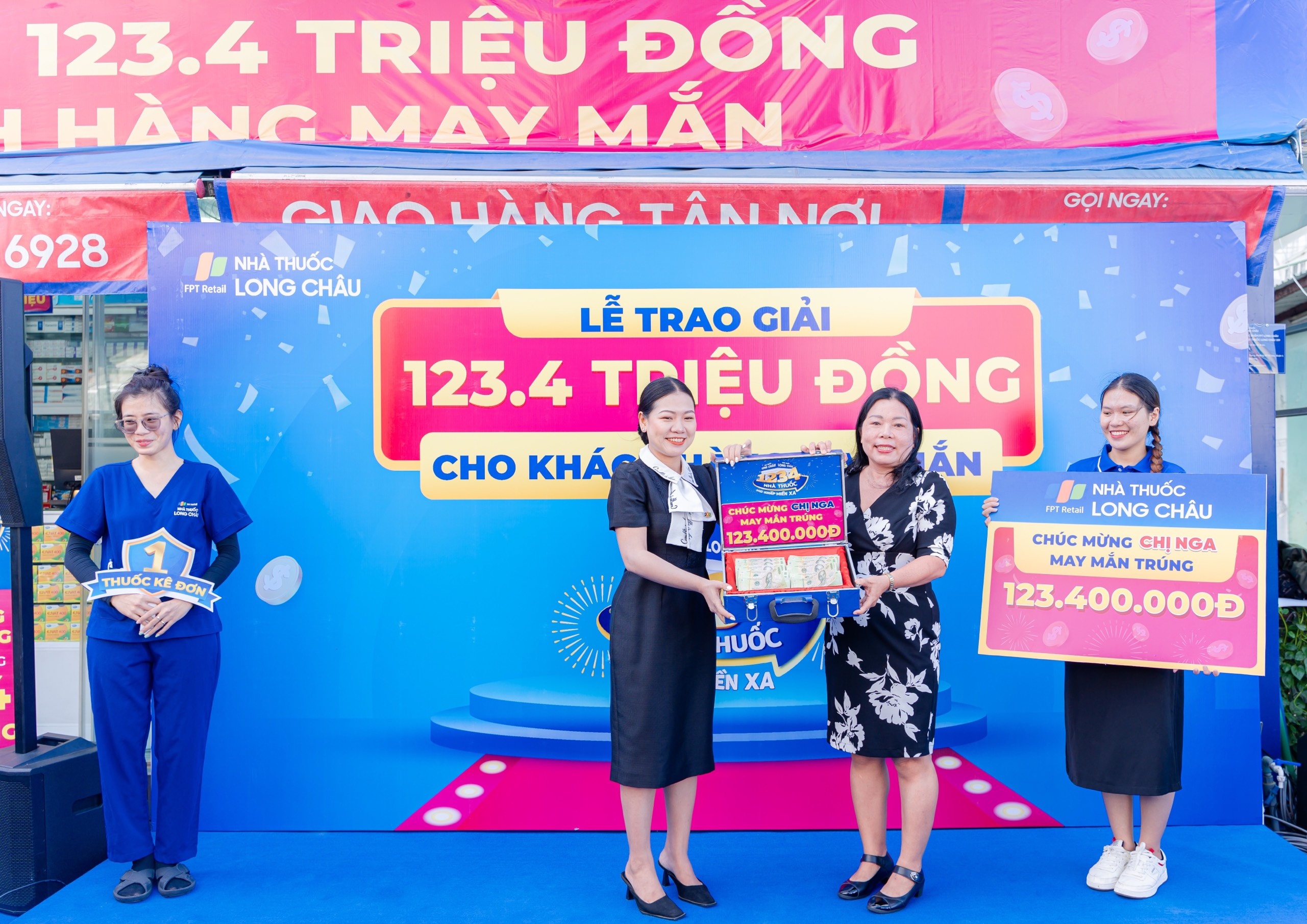 Mua sam tai FPT Long Chau, nu khach hang trung 123,4 trieu dong hinh anh